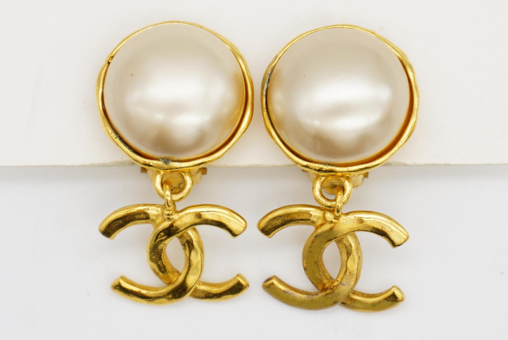 Chanel Vintage 1992 Iconic Logo CC Coco White Pearl Round Drop Clip Ohrringe 4
