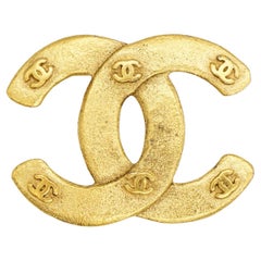 Chanel Vintage 1992 Rare Gold Iconic Coco Six Logo Interlocked Hammered Brooch