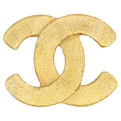 Spilla Chanel Vintage del 1992: raro e iconico modello Coco CC in oro con motivo a martellatura micro e intrecci