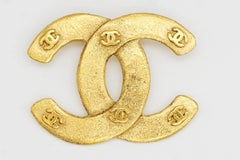 Chanel Vintage 1992 Textured Iconic Coco CC 6 Six Small Logo Interlocked Brooch