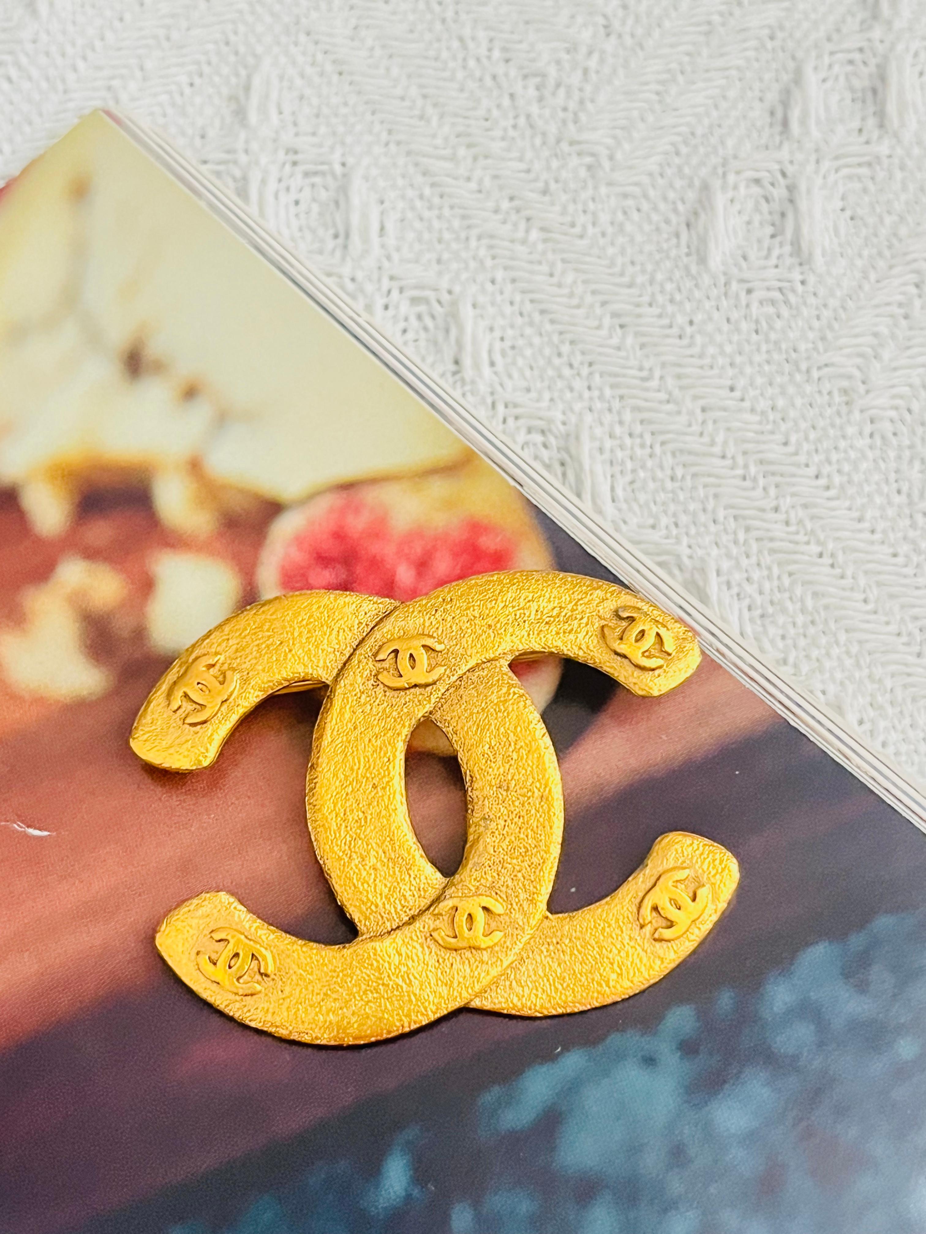 Chanel Vintage 1992 Textured Iconic Coco CC 6 Six Small Logo
