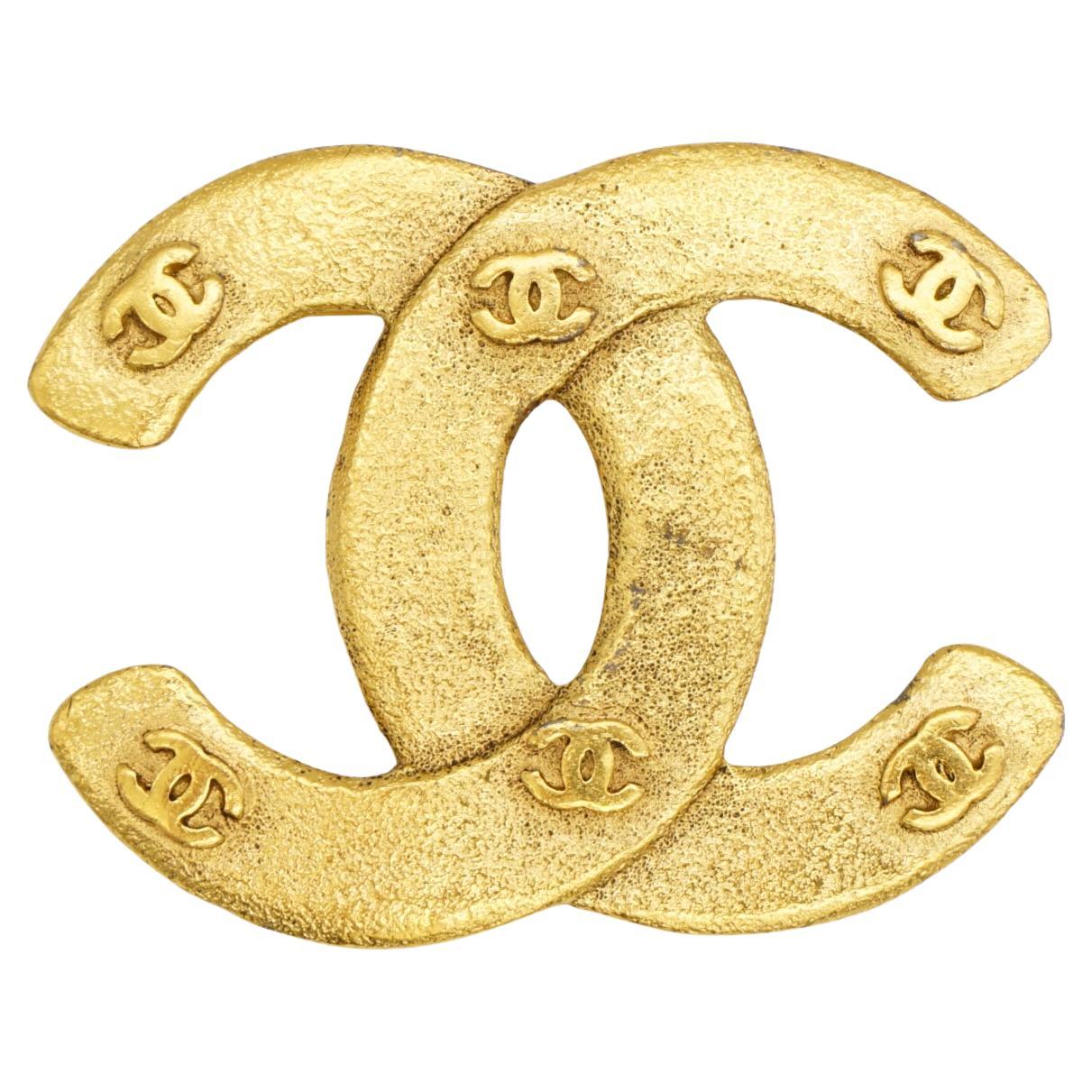 Chanel Vintage 1992 Textured Iconic Coco CC 6 Six Small Logo Interlocked Brooch