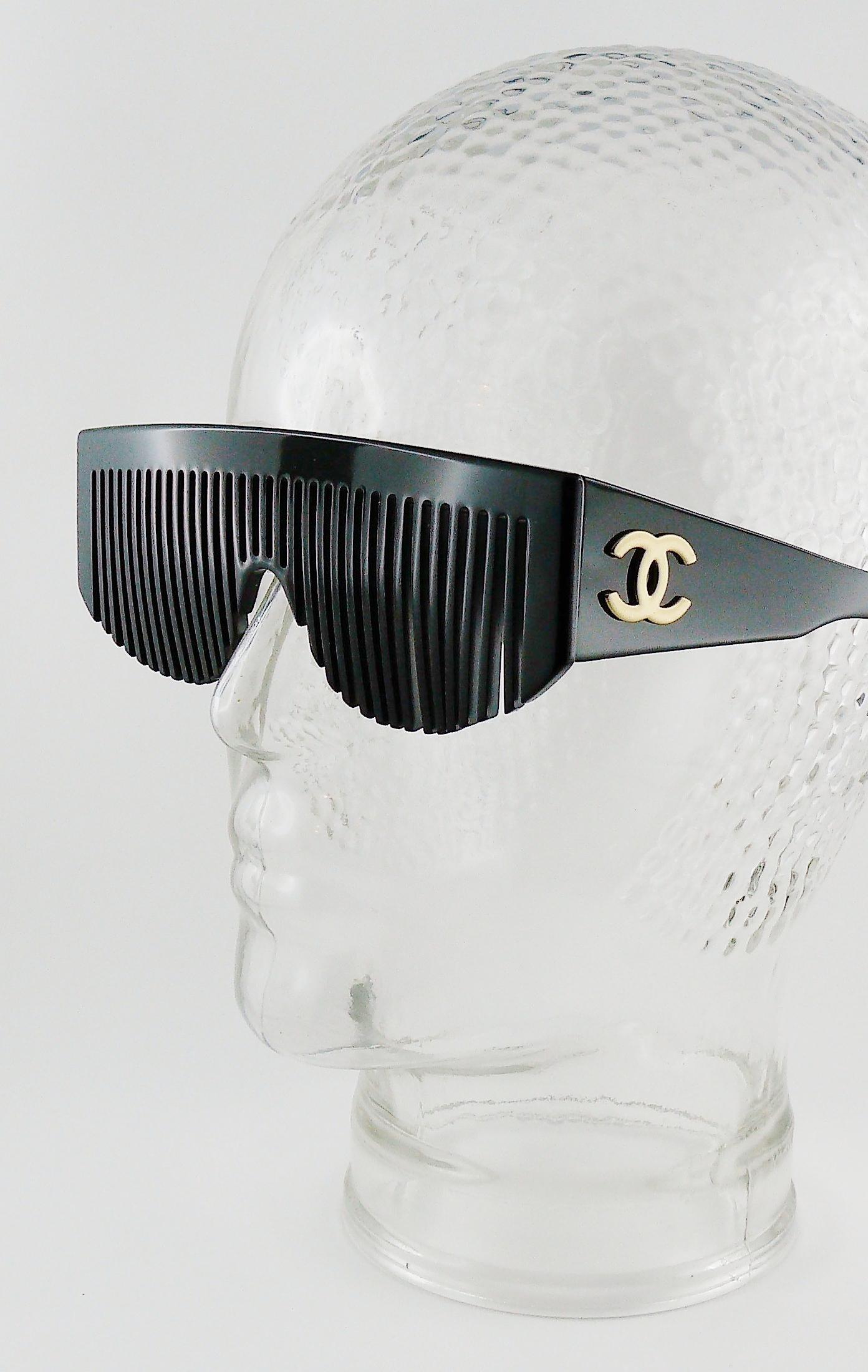 Chanel Vintage 1993 Black Comb Logo Sunglasses In Excellent Condition In Nice, FR