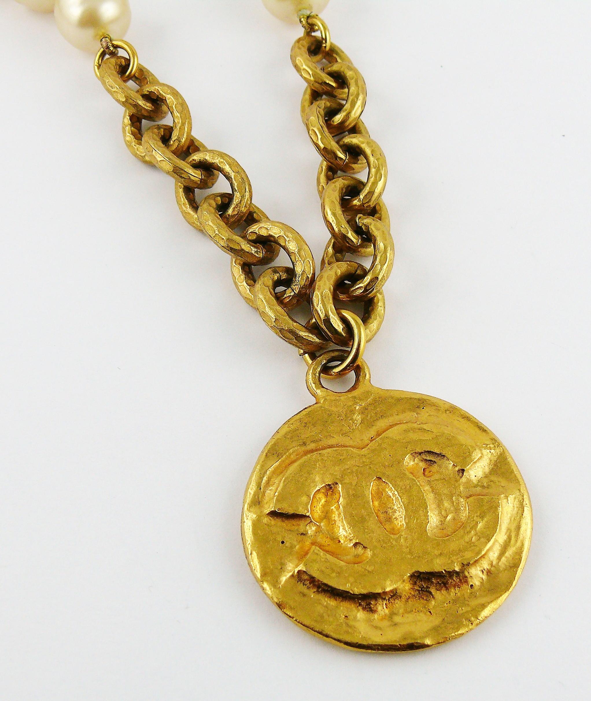 Chanel Vintage 1993 Chunky Gold Toned Chain Pearl Necklace CC Medallion In Good Condition In Nice, FR