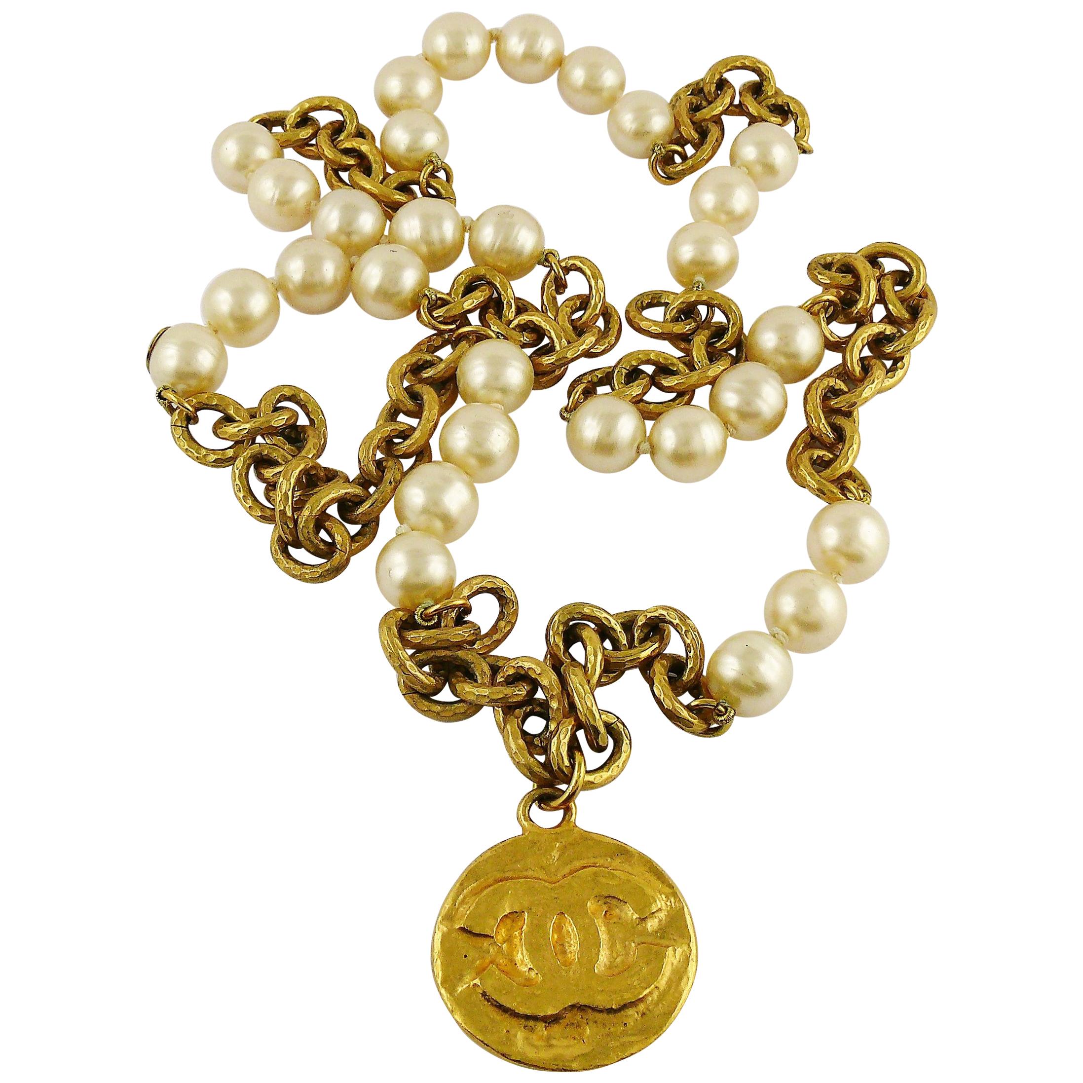 Chanel Vintage 1993 Chunky Gold Toned Chain Pearl Necklace CC Medallion at  1stDibs