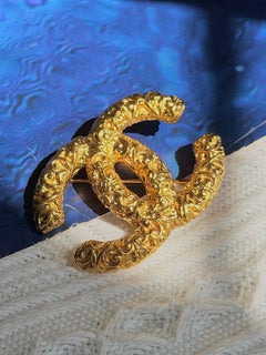 Chanel Vintage 1993 Gold Iconic Lava Barock geprägte Coco Logo CC Brosche