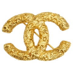 Chanel Vintage 1993 Gold Iconic Lava Barock geprägte Coco Logo CC Brosche