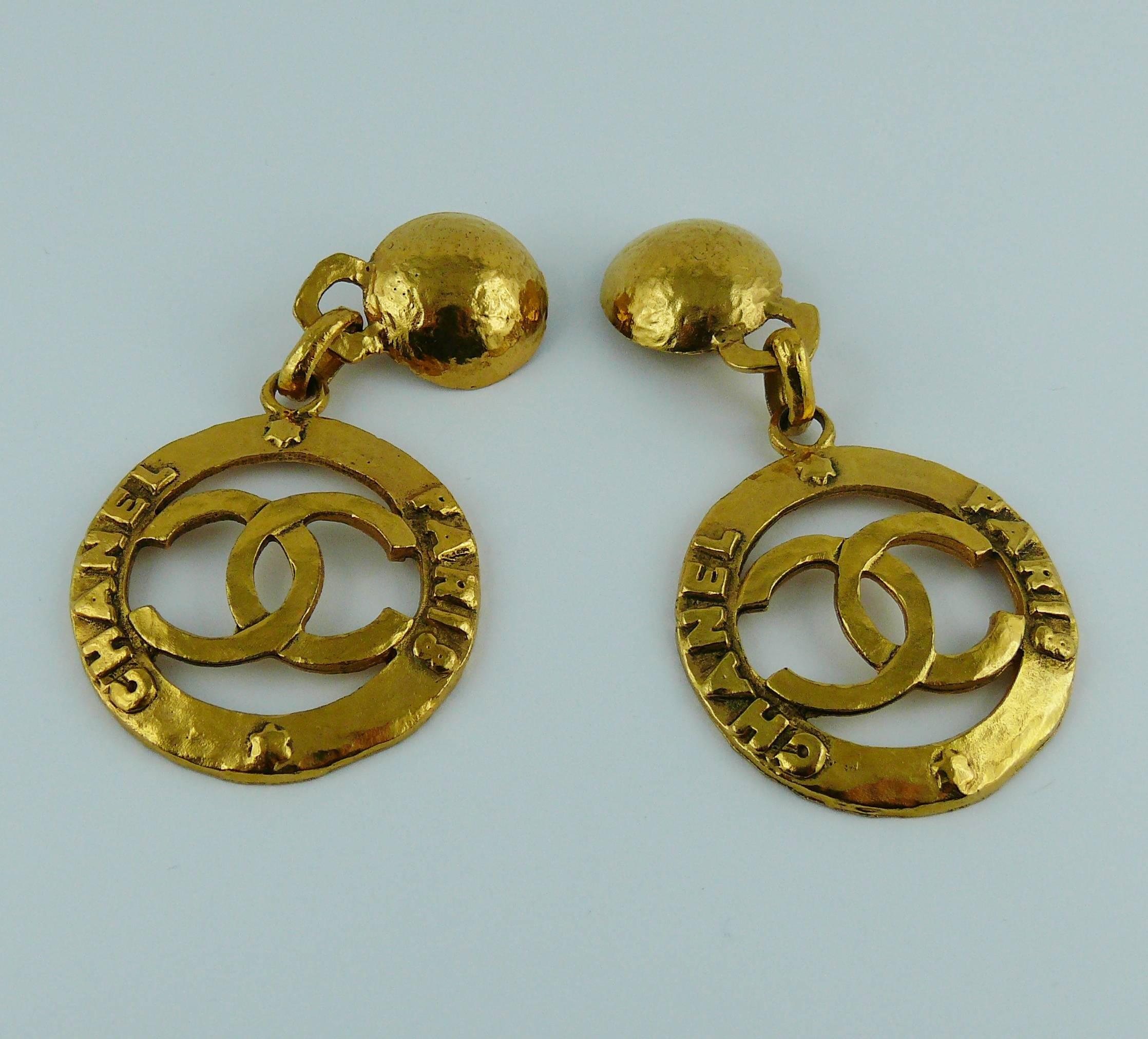 Chanel Vintage Gold Toned CC Dangling Earrings, 1993  In Excellent Condition In Nice, FR