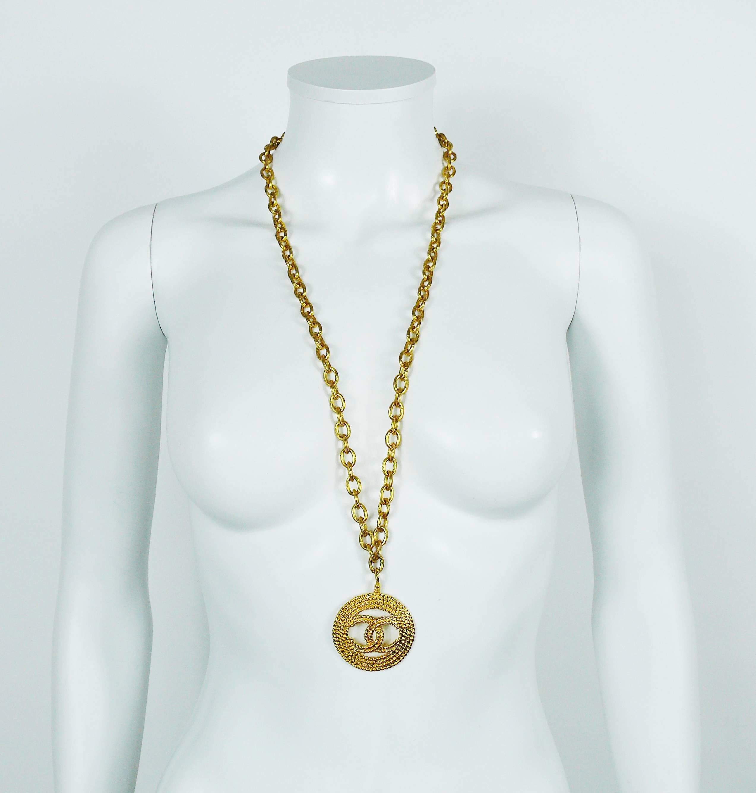 CHANEL vintage 1993 gold toned sautoir necklace featuring a chunky link chain and a round rope-like design CC pendant.

Spring clasp closure.

Marked CHANEL 2 8 Made in France.

Indicative measurements : total length approx. 79 cm (31.10 inches) /