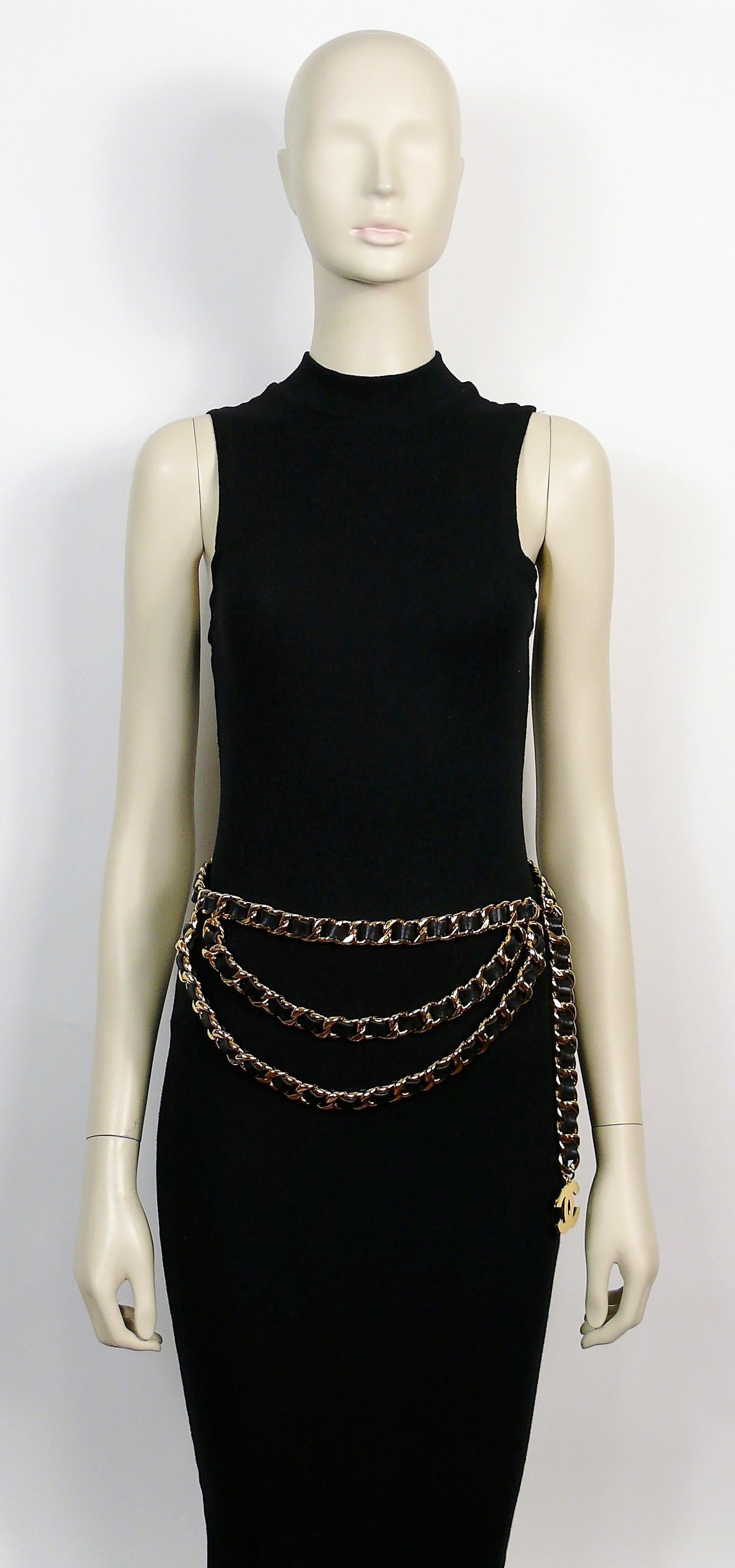 CHANEL vintage chunky gold toned chain belt with intertwined black leather and CC logo charm.

Collection 28.
Year : 1993.

One size fits all. Adjustable length.
Hook clasp.

Marked CHANEL 2 8 Made in France.

Indicative measurements : max. length