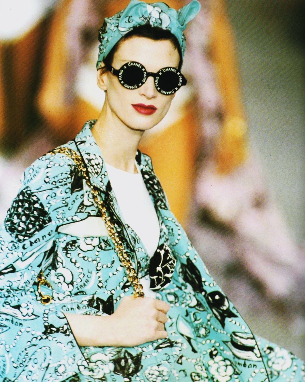 CHANEL vintage iconic runway black round sunglasses with CHANEL CC PARIS on the front frame and white CC logos at the temples.

From CHANEL Spring/Summer 1993 collection.

Marked CHANEL Made in Italy 01944 94305.

Indicative measurements : width