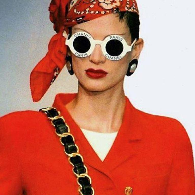 CHANEL vintage rare 1990s white sunglasses with black CHANEL PARIS lettering.

Spring/Summer 1993 RTW collection (page 162, CHANEL CATWALK, Patrick Mauries, Thames & Hudson).

Signed CHANEL on the inside temple.
Made in Italy 01945 10601.

Comes