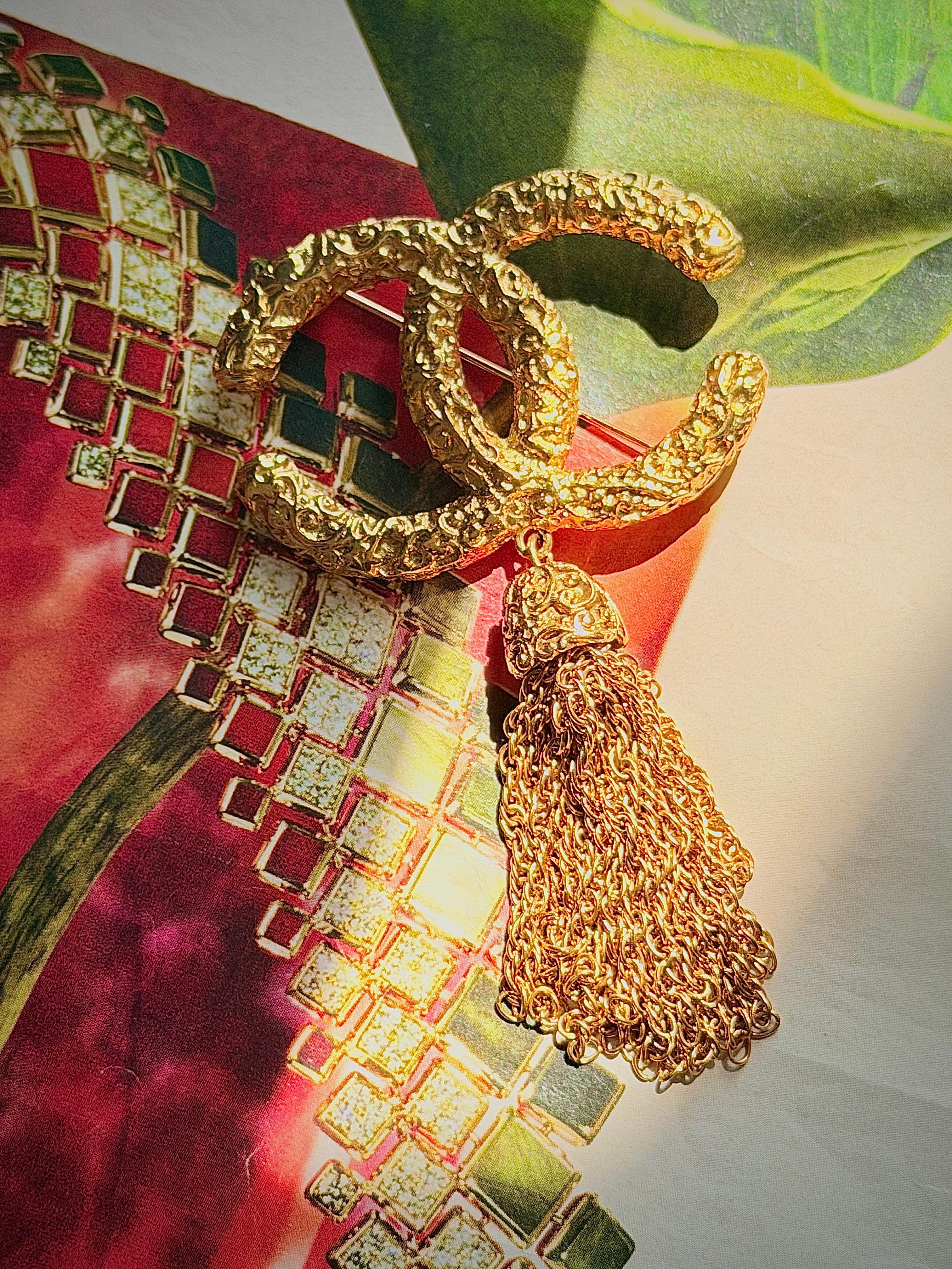 GW SALE！Coco Chanel チャーム　ヴィンテージ　1993 Chanel Vintage 1993 Iconic Gold Lava Logo Coco CC Tassel Fringe