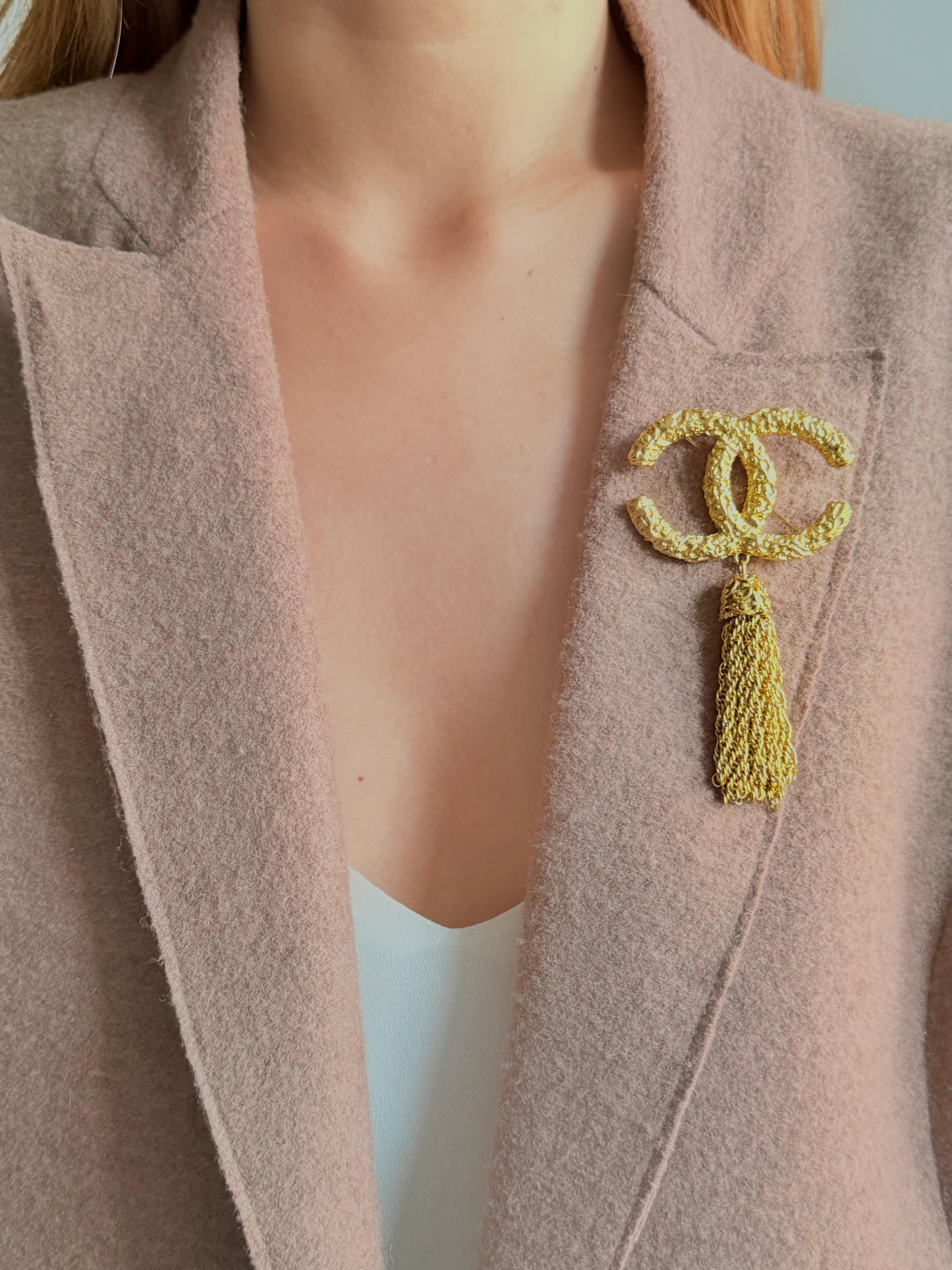 GW SALE！Coco Chanel チャーム　ヴィンテージ　1993 Chanel Vintage 1993 Iconic Gold Lava Logo Coco CC Tassel Fringe