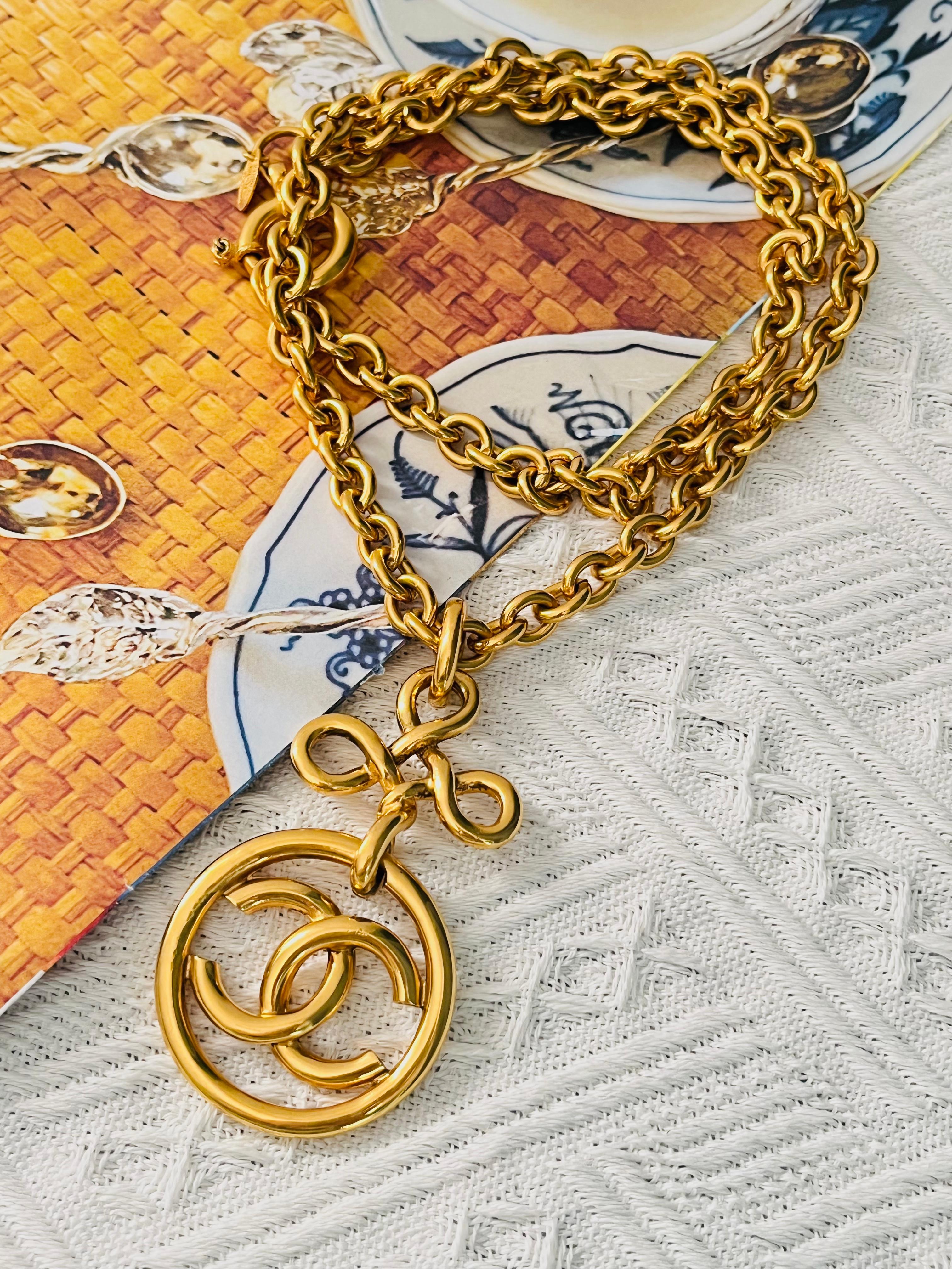 GW SALE！Coco Chanel チャーム　ヴィンテージ　1993 Chanel Vintage 1993 Large Logo CC Coco Knot Bow Circle Medallion