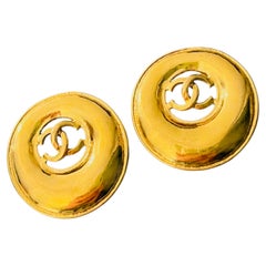Chanel Vintage 1993 – Seltene, große, goldene „Coco Double Circle“-Ohrringe mit durchbrochenem Design und schimmerndem Effekt