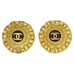 Chanel Vintage 1994 Logo Nero CC Coco Nodo Intrecciato Orecchini tondi con cerniera in oro