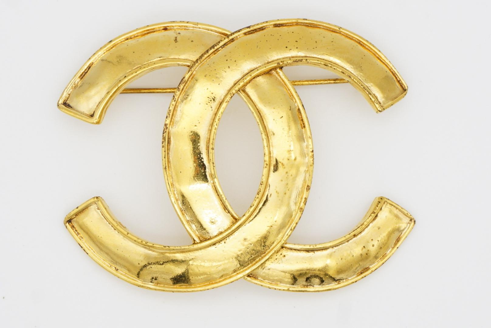 Chanel Vintage 1994 Coco Classic Iconic Timeless Large Glow CC Logo Dome Brooch, Gold Tone

Very good condition. Light scratches or colour loss, very tiny crack at back, barely noticeable. 100% Genuine. 

A very beautiful brooch, the most classic