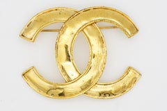 Chanel Vintage 1994 Coco Classic Iconic Timeless Large Glow Broche en or avec logo CC