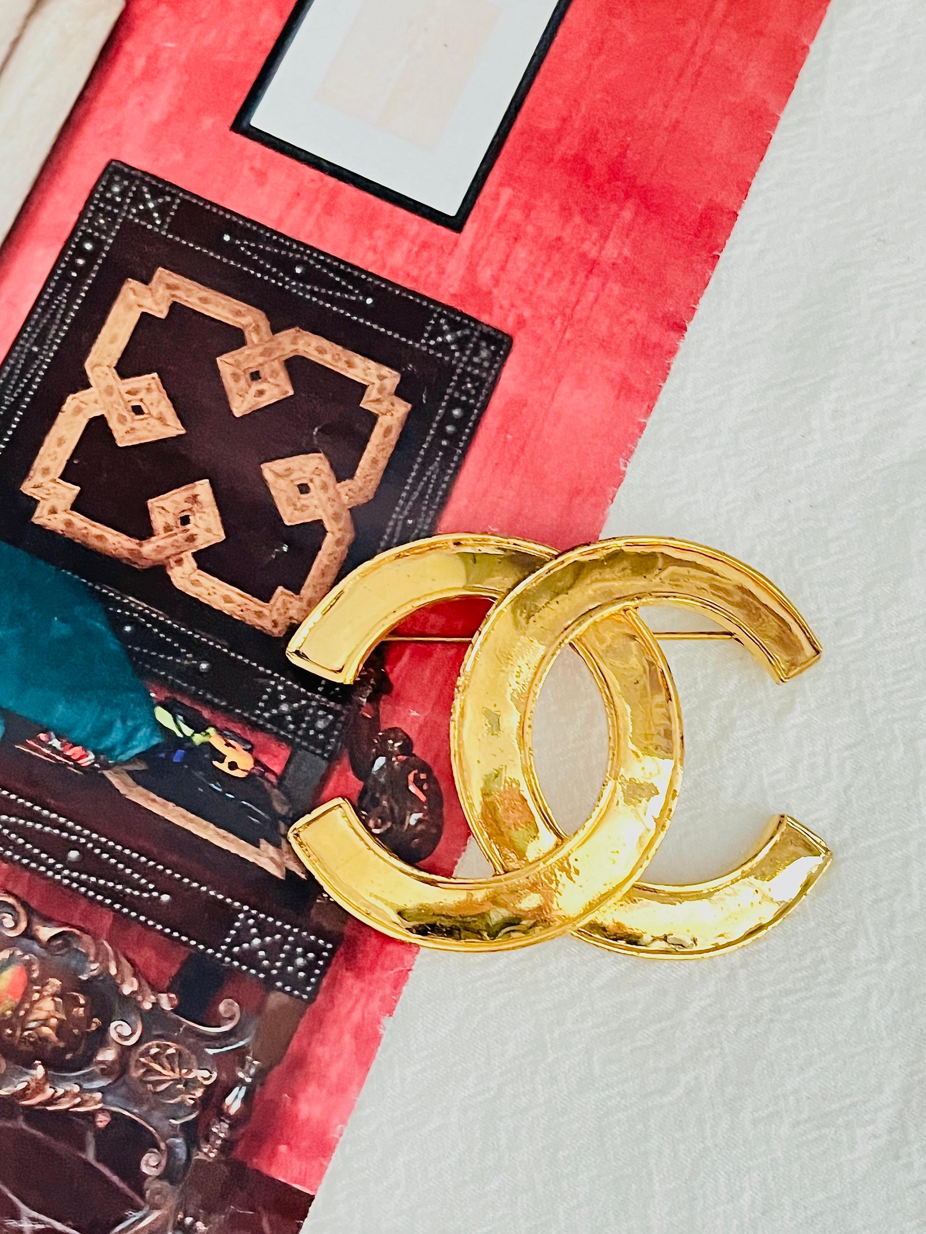 Chanel Vintage 1994 Coco Classic Iconic Timeless Large Glow CC Logo Gold Brooch In Good Condition In Wokingham, England