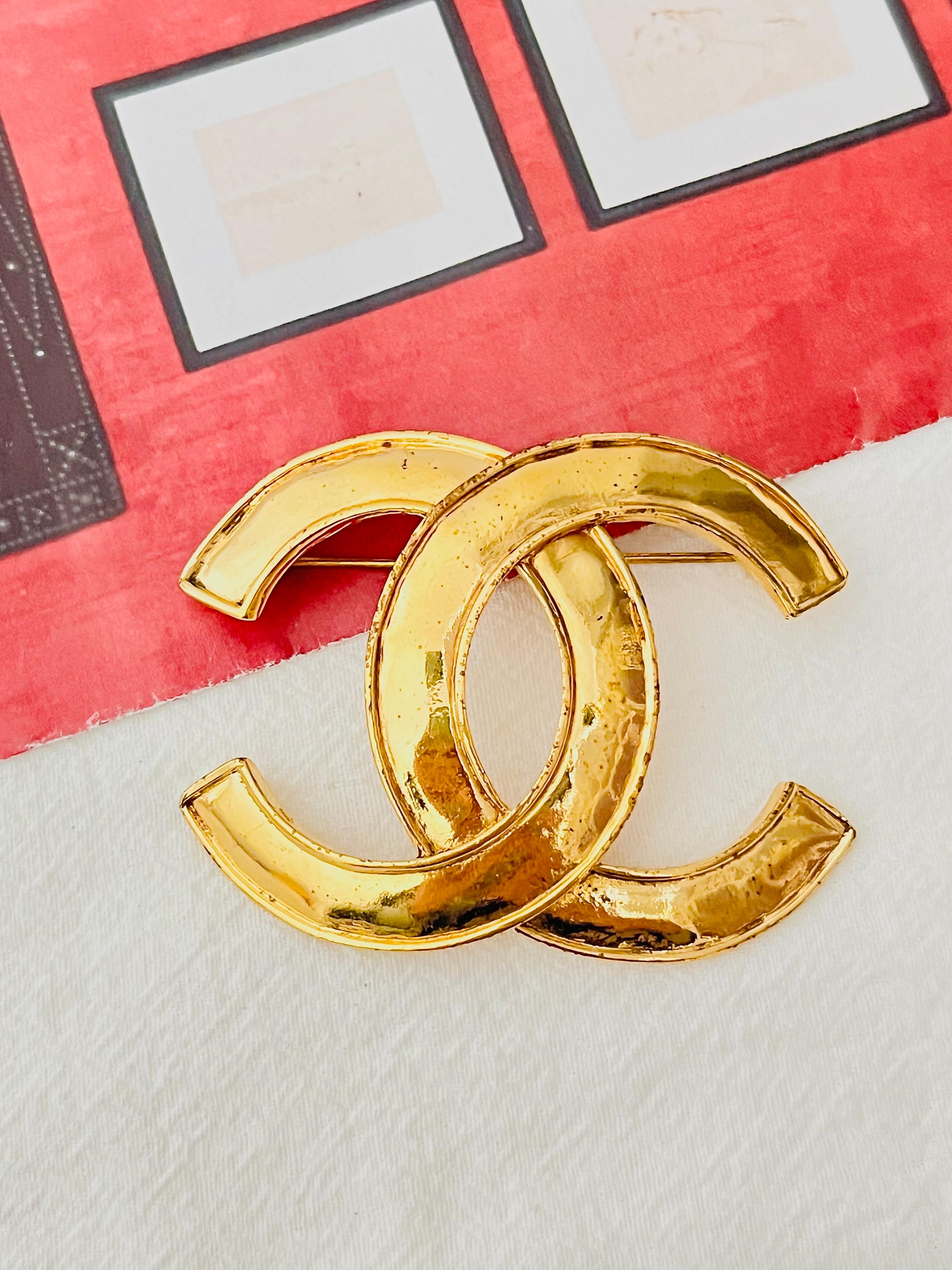 Women's or Men's Chanel Vintage 1994 Coco Classic Iconic Timeless Large Glow CC Logo Gold Brooch