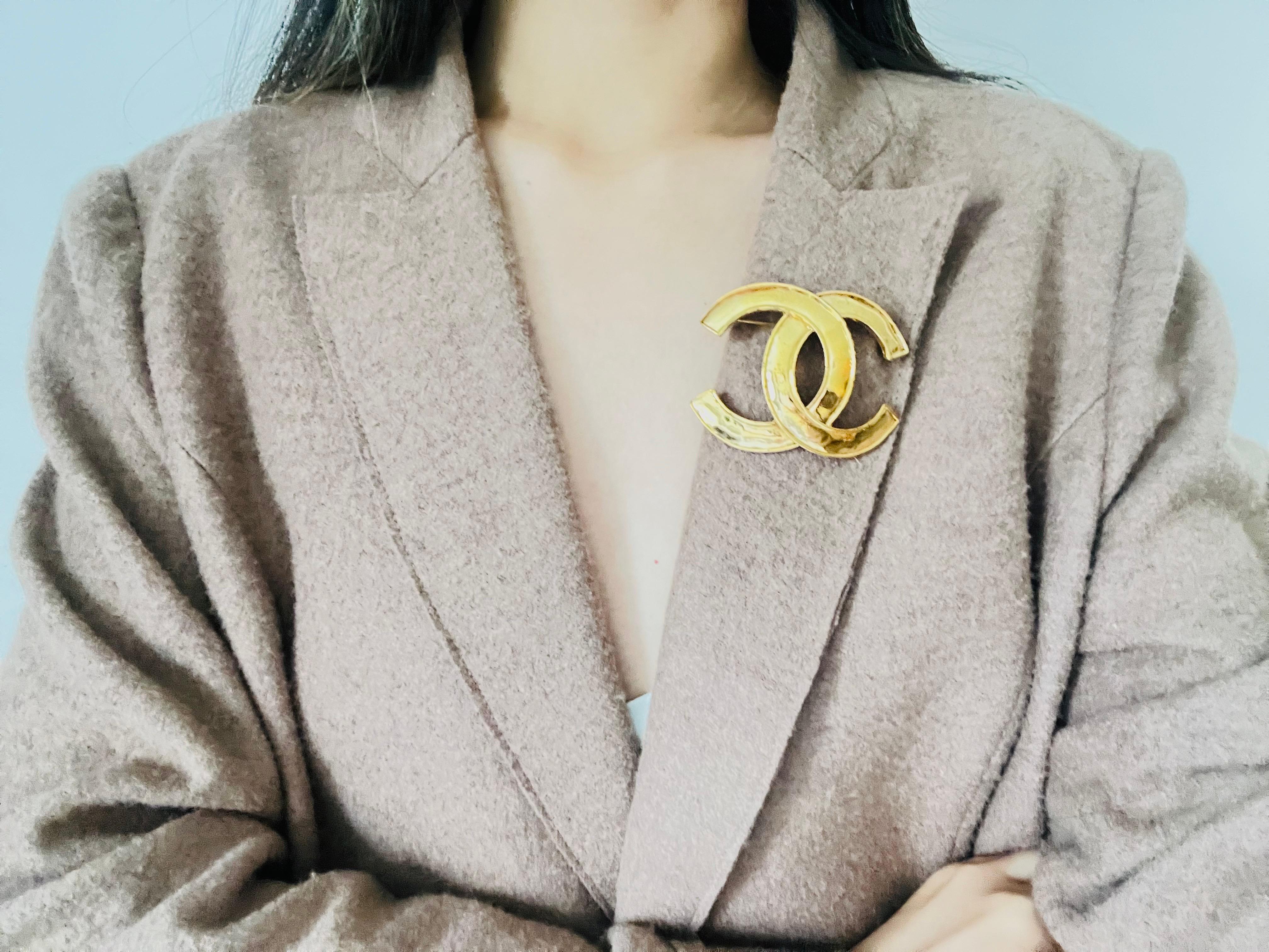 Chanel Vintage 1994 Coco Classic Iconic Timeless Large Glow CC Logo Gold Brooch 1