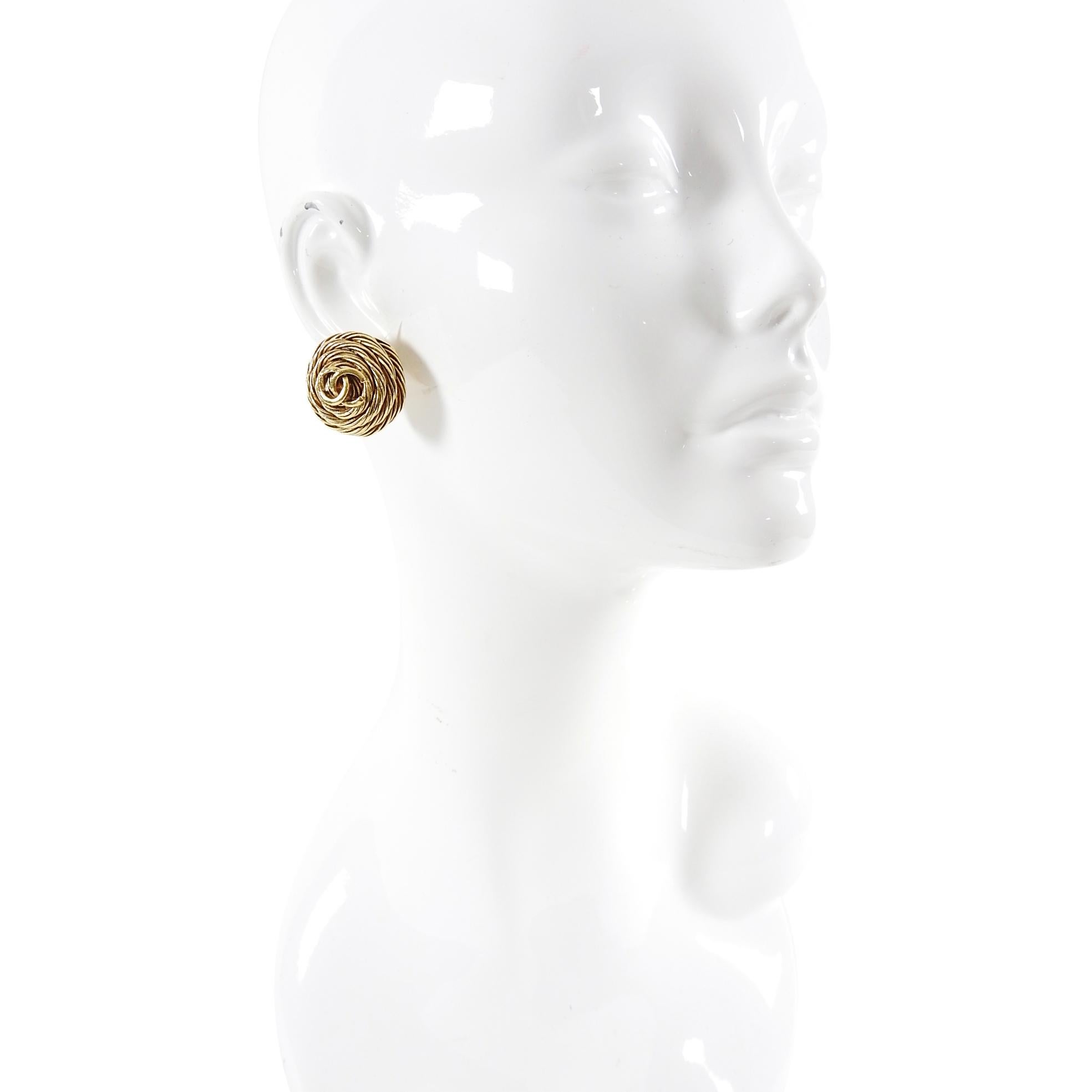 Women's Chanel Vintage 1994 Gold CC Round Clip Earrings