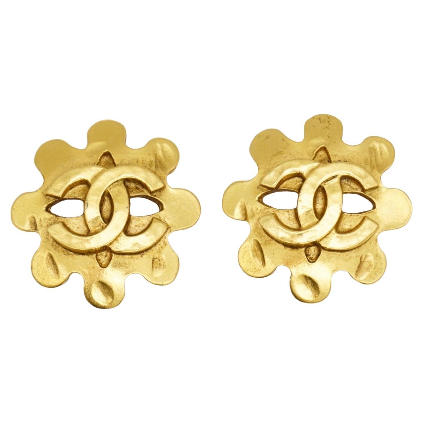 Chanel Vintage 1994 Gold Logo Openwork CC Coco Engraved Flower Elegant Earrings For Sale