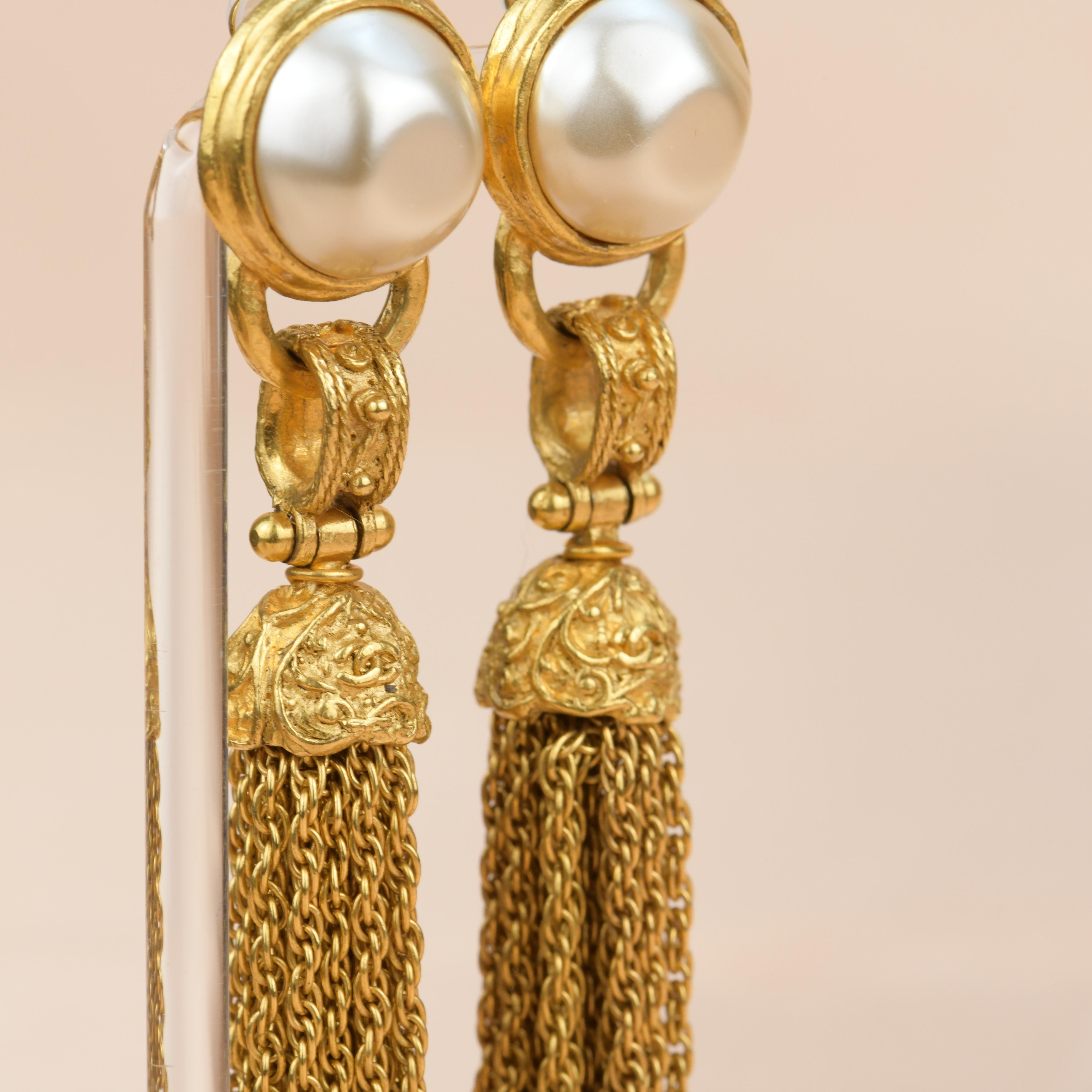 CHANEL Vintage 1994 Gold Pearl Fringe Tassel Dangle Clip-On Earrings For Sale 3