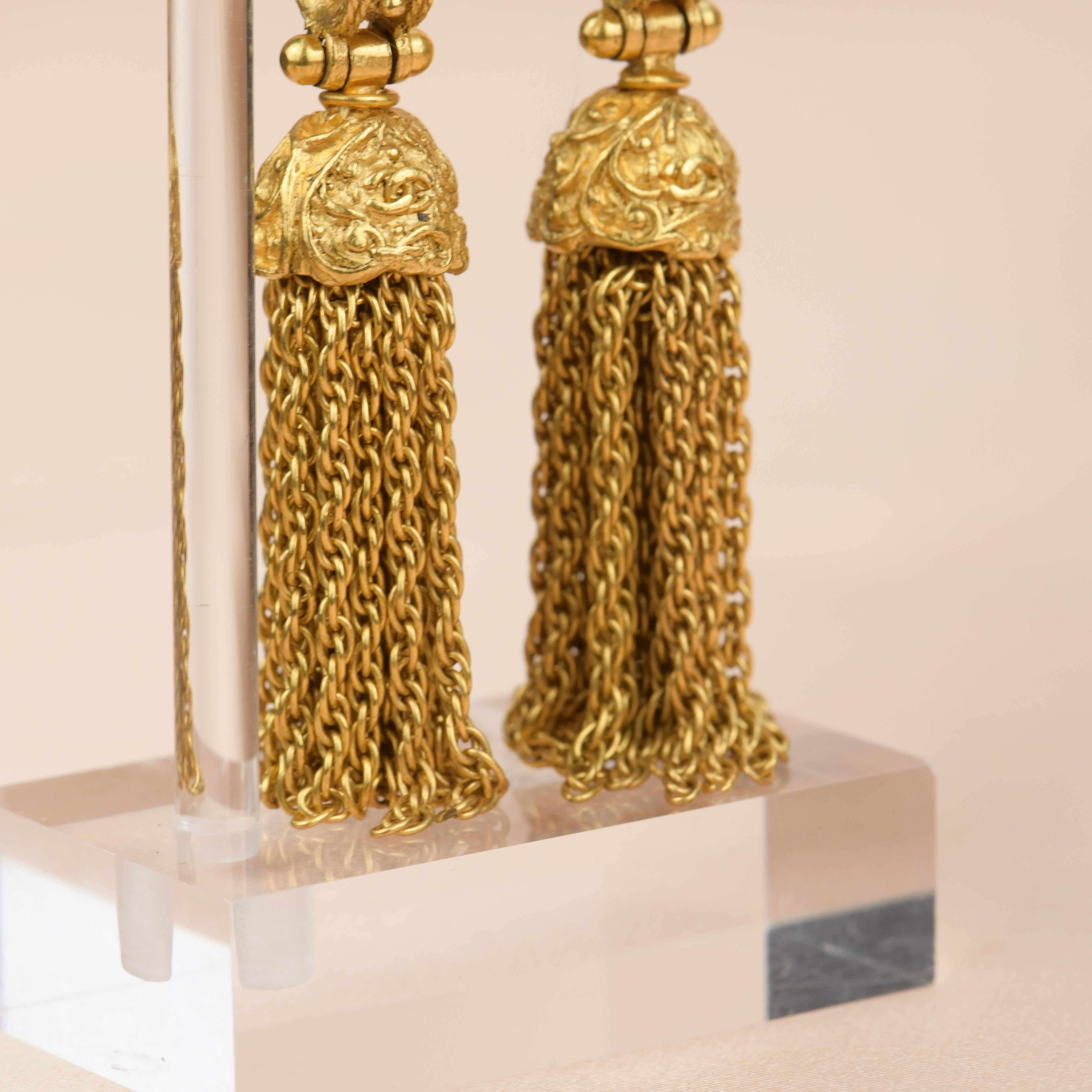 CHANEL Vintage 1994 Gold Pearl Fringe Tassel Dangle Clip-On Earrings  For Sale 4