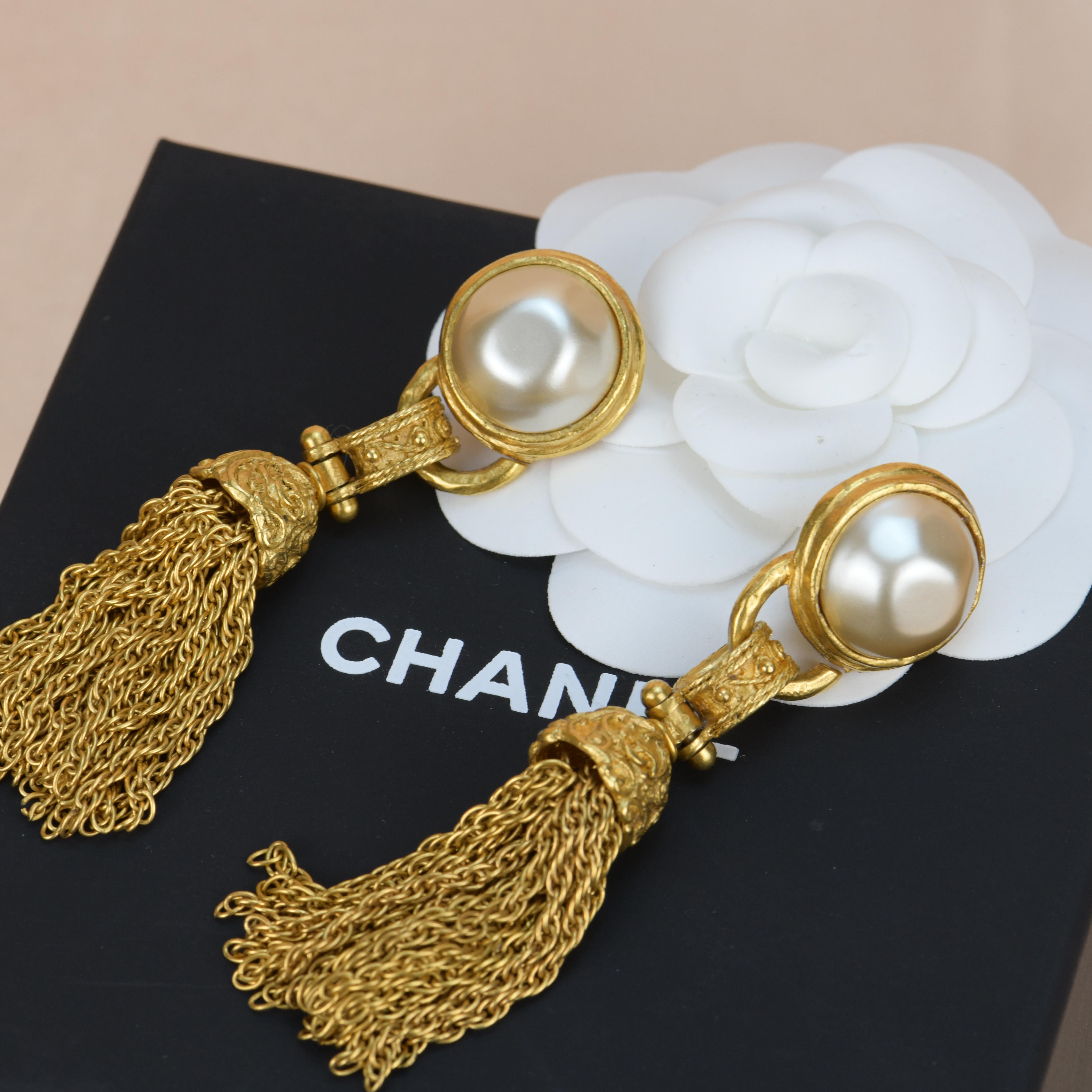 CHANEL Vintage 1994 Gold Perlen Fransen Quaste Ohrclips  im Zustand „Hervorragend“ im Angebot in Banbury, GB
