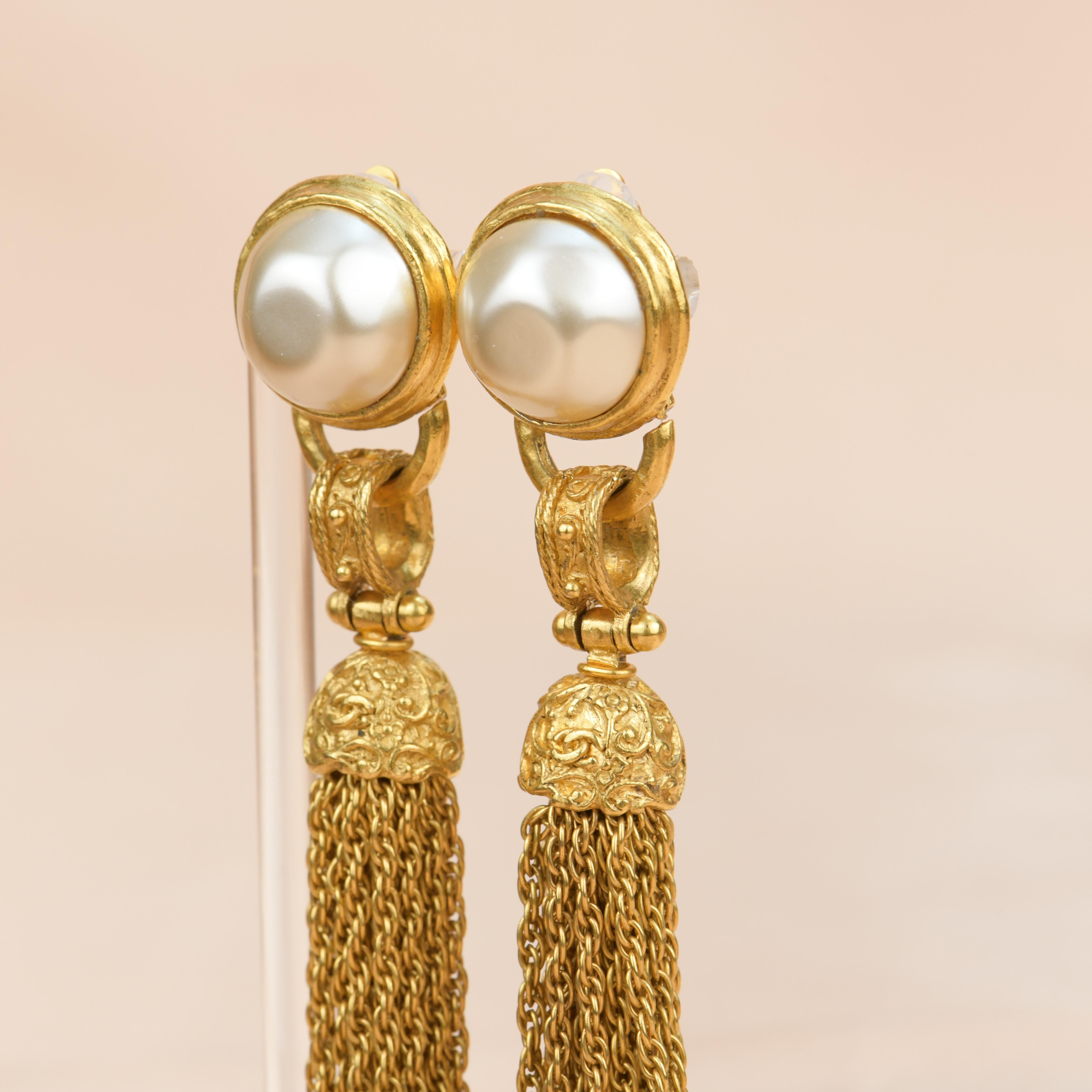 CHANEL Vintage 1994 Gold Perlen Fransen Quaste Ohrclips  für Damen oder Herren im Angebot