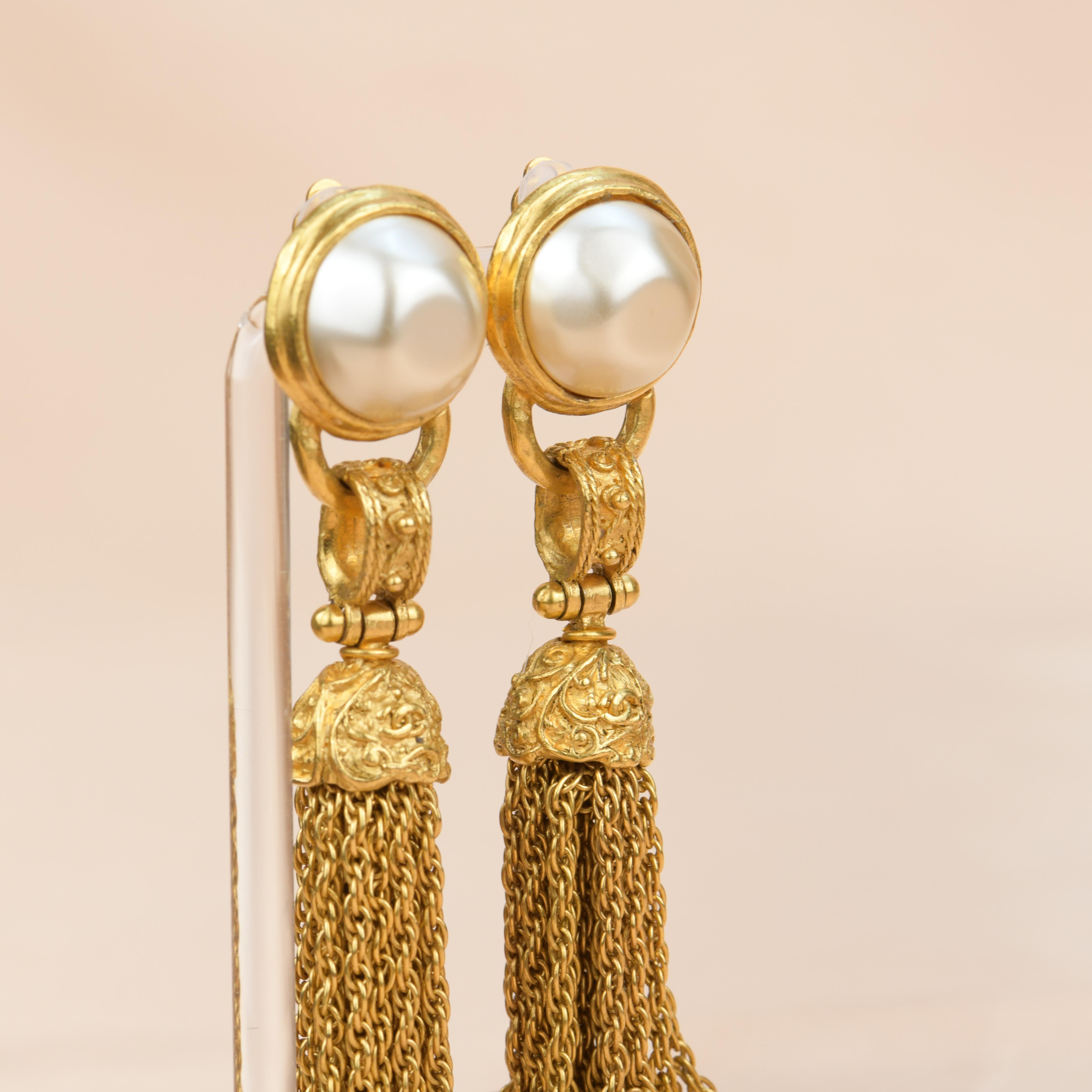 CHANEL Vintage 1994 Gold Perlen Fransen Quaste Ohrclips  im Angebot 1