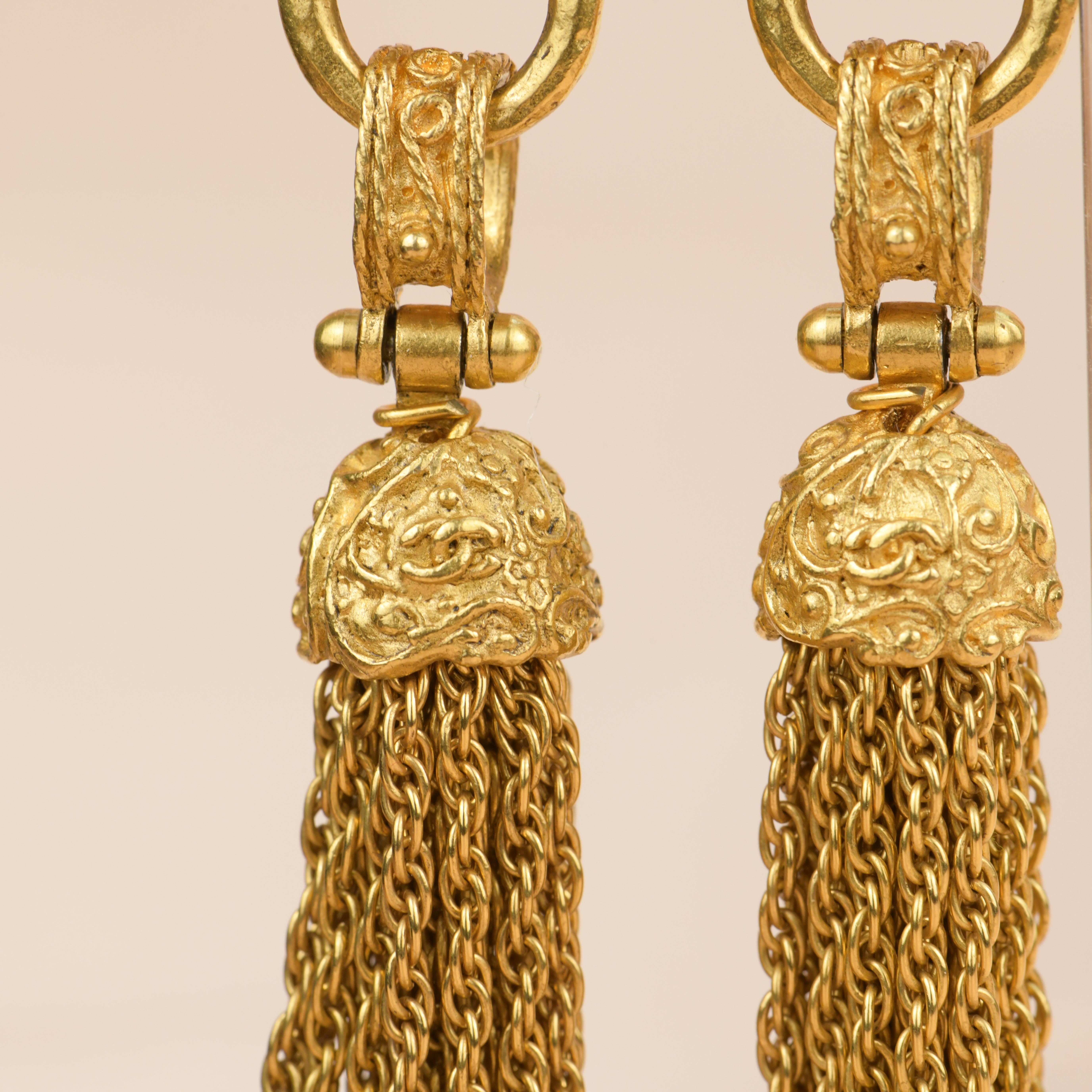 CHANEL Vintage 1994 Gold Pearl Fringe Tassel Dangle Clip-On Earrings In Excellent Condition For Sale In Banbury, GB