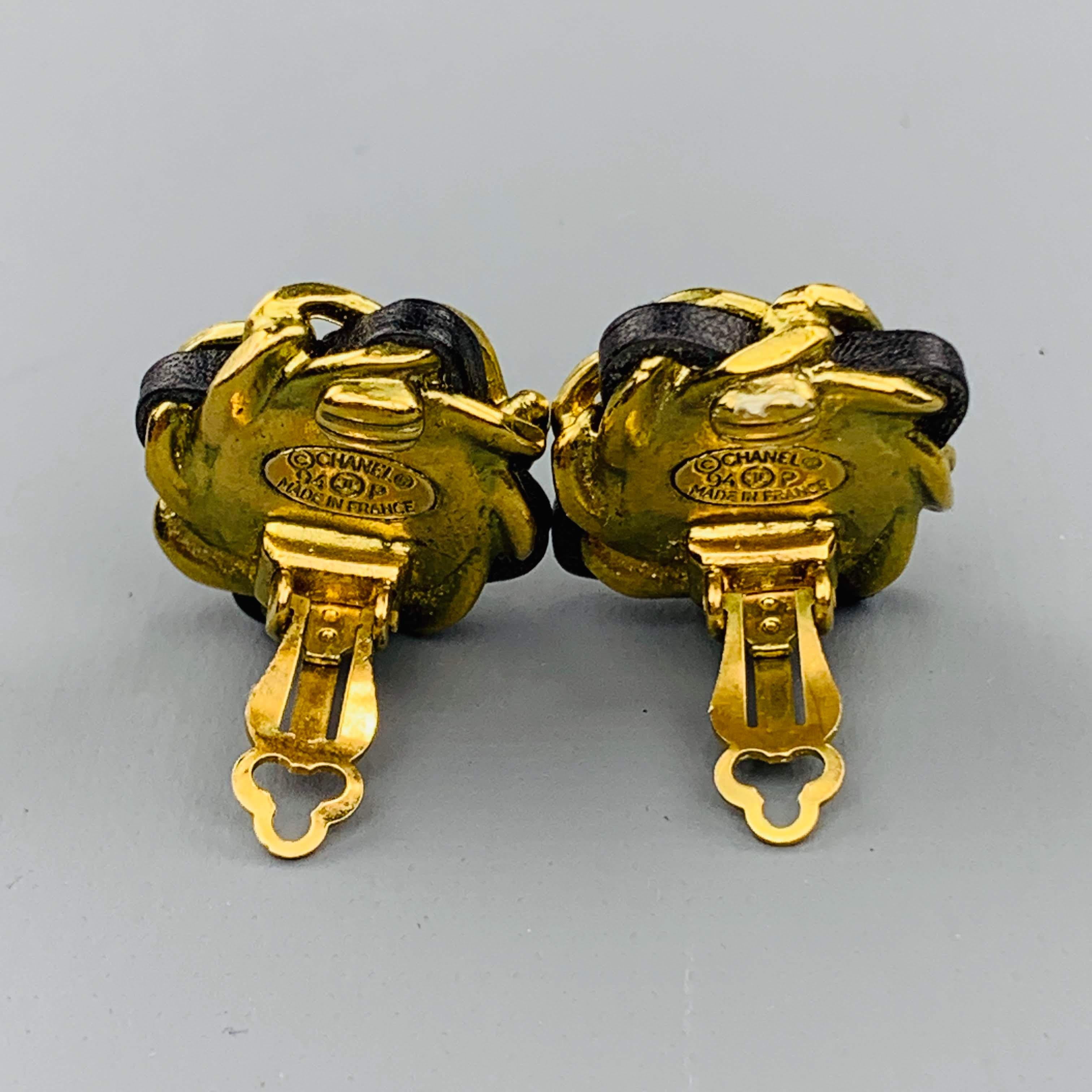 CHANEL VINTAGE 1994 Gold Tone & Black Woven Chain Faux Pearl Clip On Earrings In Good Condition In San Francisco, CA