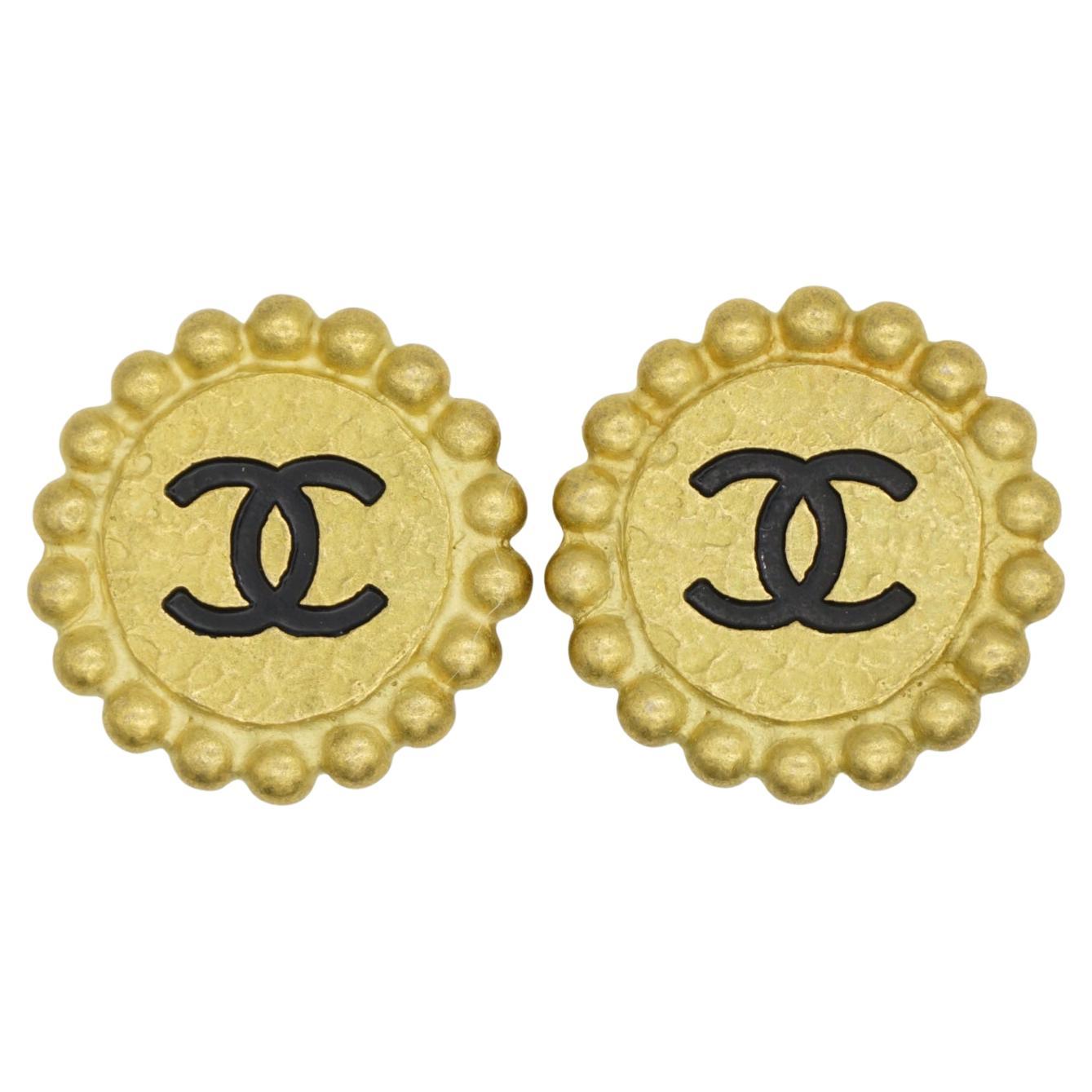 Chanel Vintage 1994 Iconic Black Logo CC Coco Dots Round Circle Clip Ohrringe im Angebot