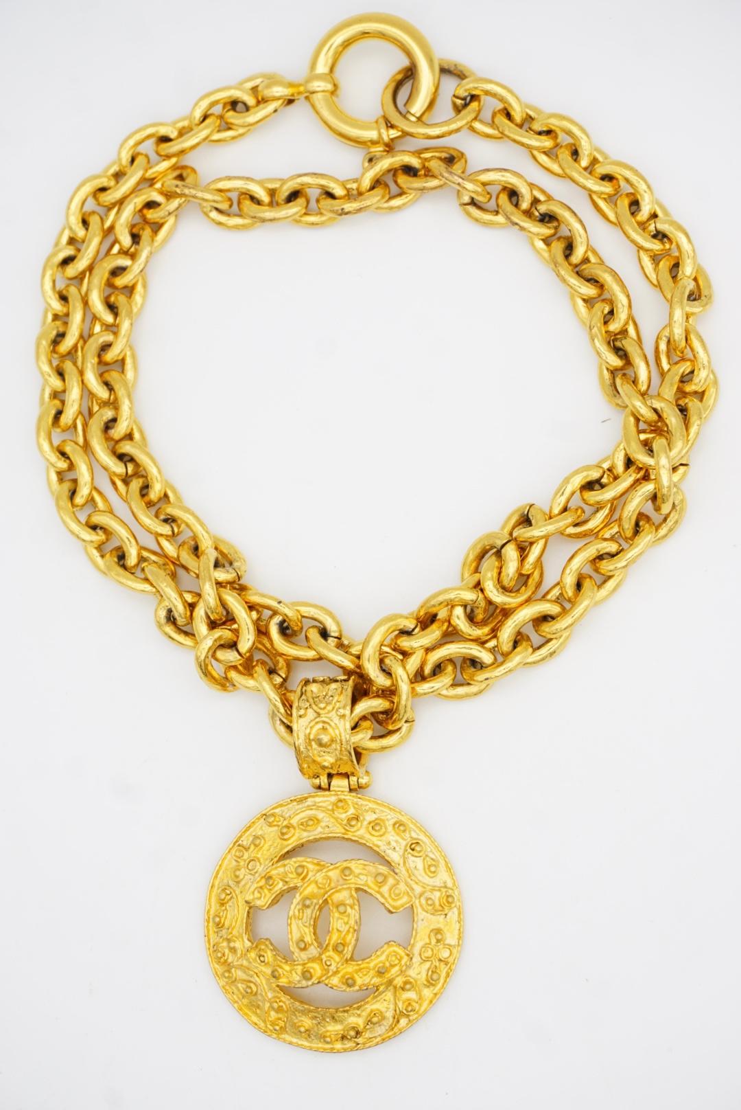 Chanel Vintage 1994 Logo Iconico CC Coco Circle Medaglione Ciondolo Collana Lunga in vendita 5