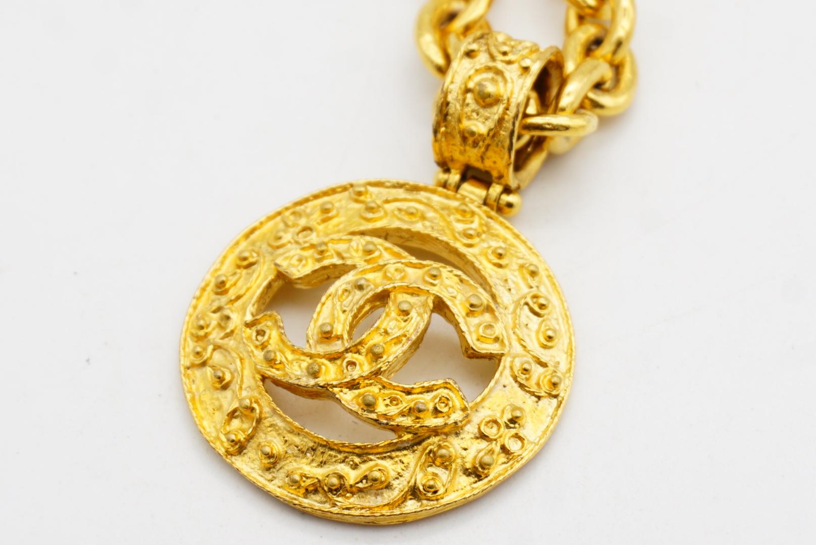 Chanel Vintage 1994 Logo Iconico CC Coco Circle Medaglione Ciondolo Collana Lunga in vendita 6