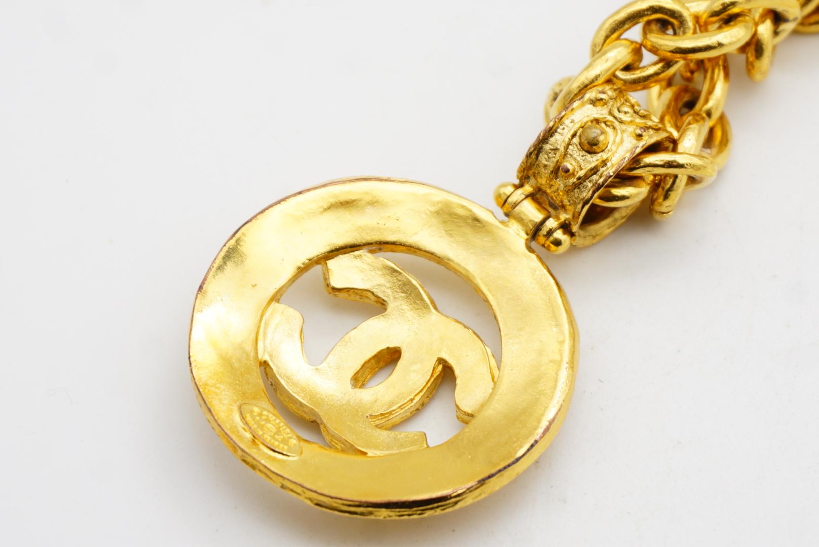Chanel Vintage 1994 Logo Iconico CC Coco Circle Medaglione Ciondolo Collana Lunga in vendita 7