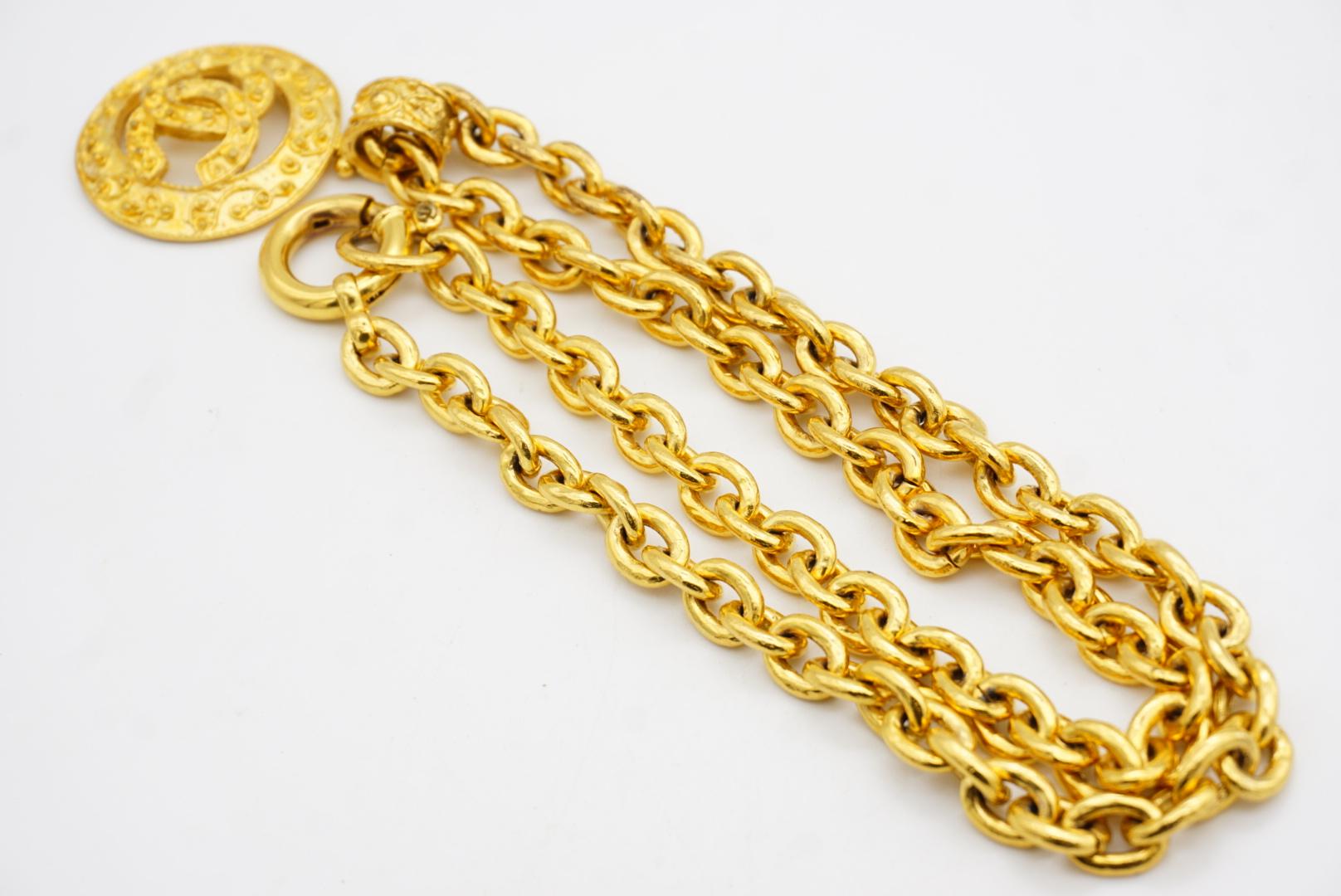 Chanel Vintage 1994 Logo Iconico CC Coco Circle Medaglione Ciondolo Collana Lunga in vendita 10