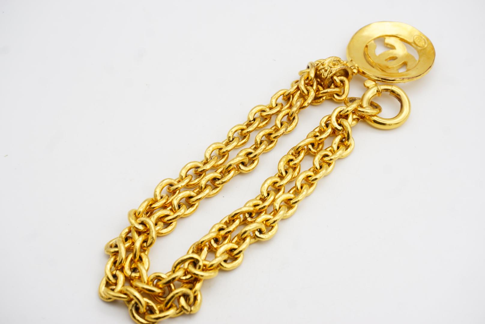 Chanel Vintage 1994 Logo Iconico CC Coco Circle Medaglione Ciondolo Collana Lunga in vendita 11