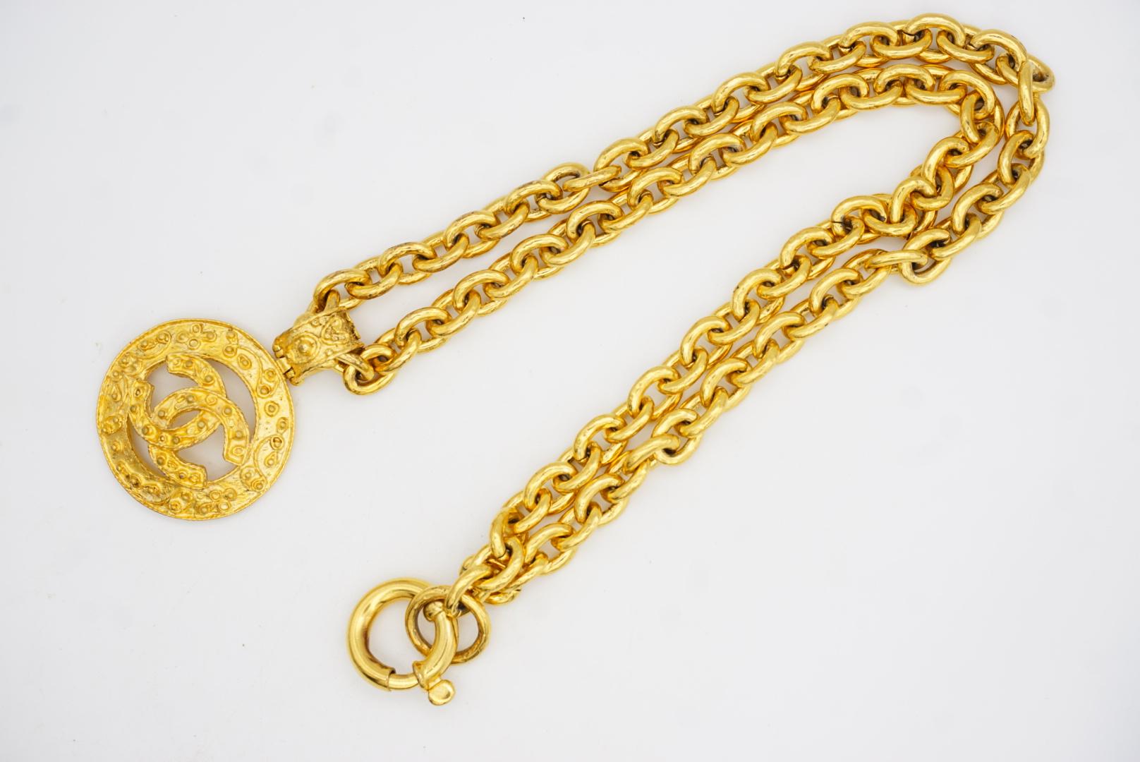 Chanel Vintage 1994 Logo Iconico CC Coco Circle Medaglione Ciondolo Collana Lunga in vendita 12