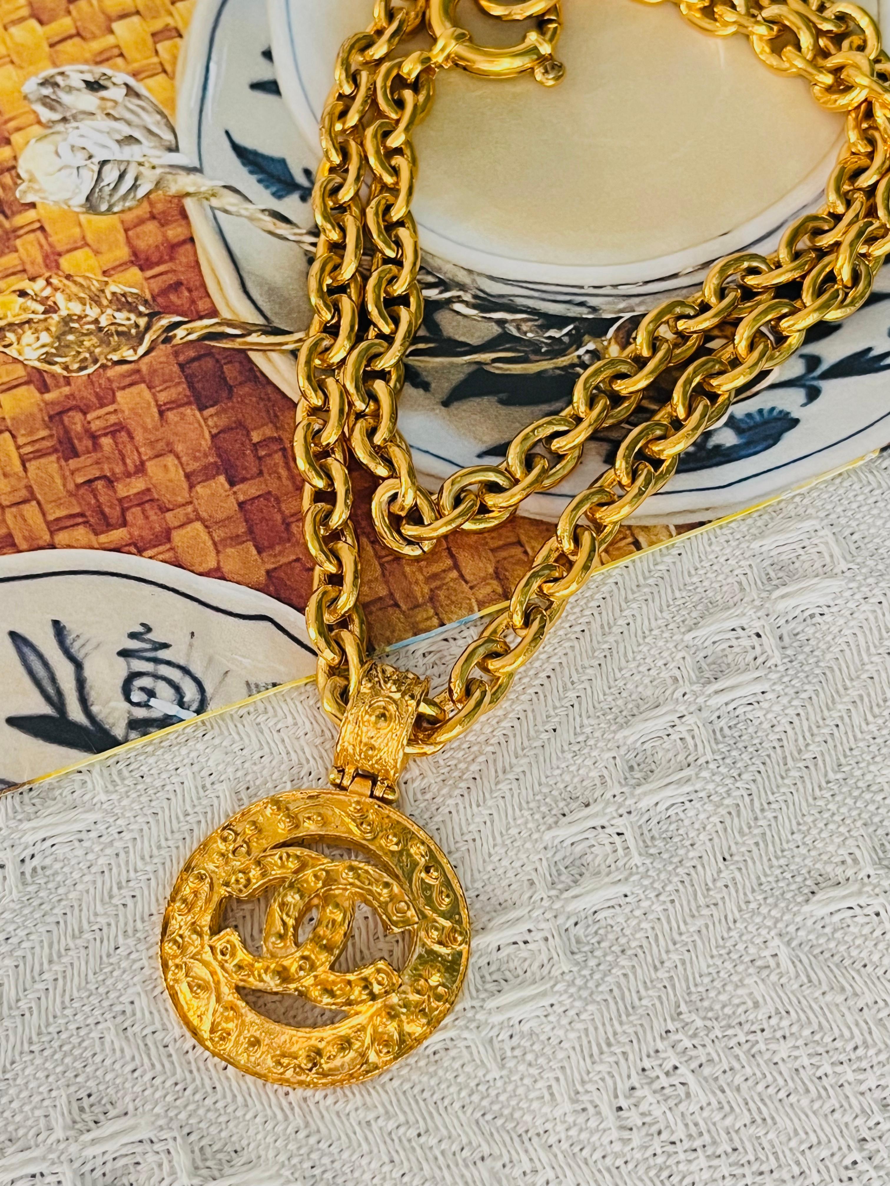 Art Déco Chanel Vintage 1994 Logo Iconico CC Coco Circle Medaglione Ciondolo Collana Lunga in vendita
