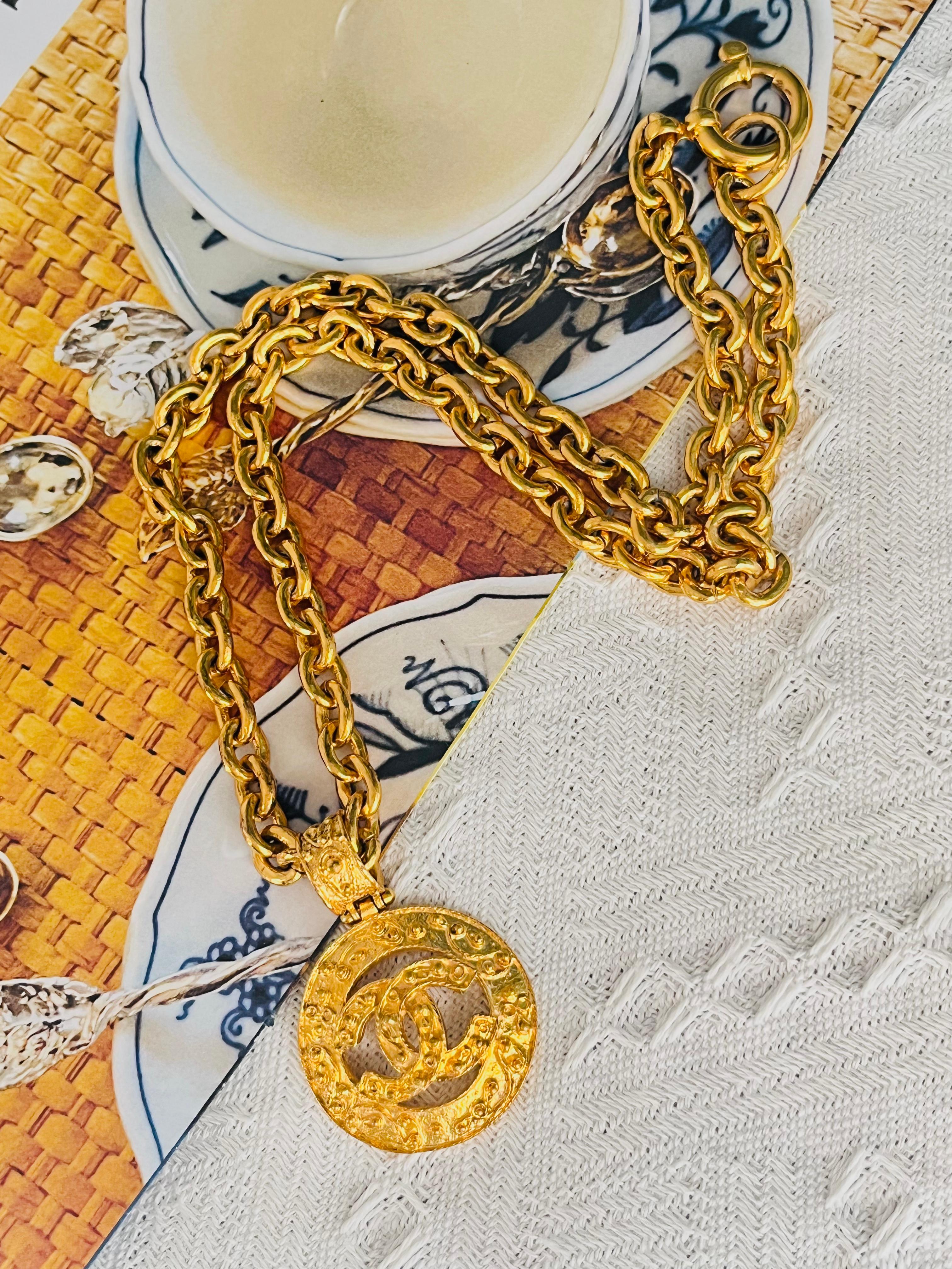 Chanel Vintage 1994 Logo Iconico CC Coco Circle Medaglione Ciondolo Collana Lunga In condizioni buone in vendita a Wokingham, England