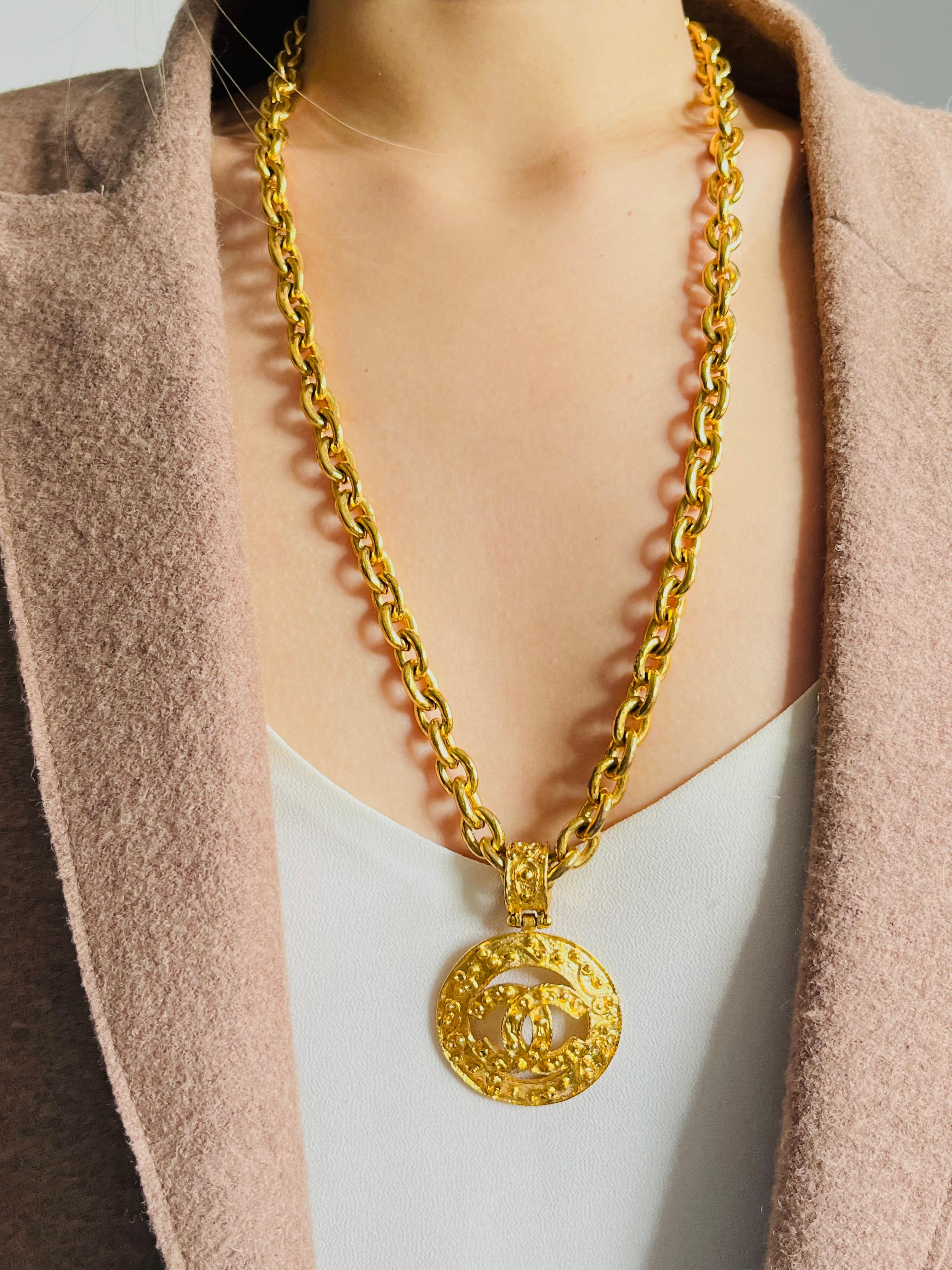 da uomo o donna Chanel Vintage 1994 Logo Iconico CC Coco Circle Medaglione Ciondolo Collana Lunga in vendita
