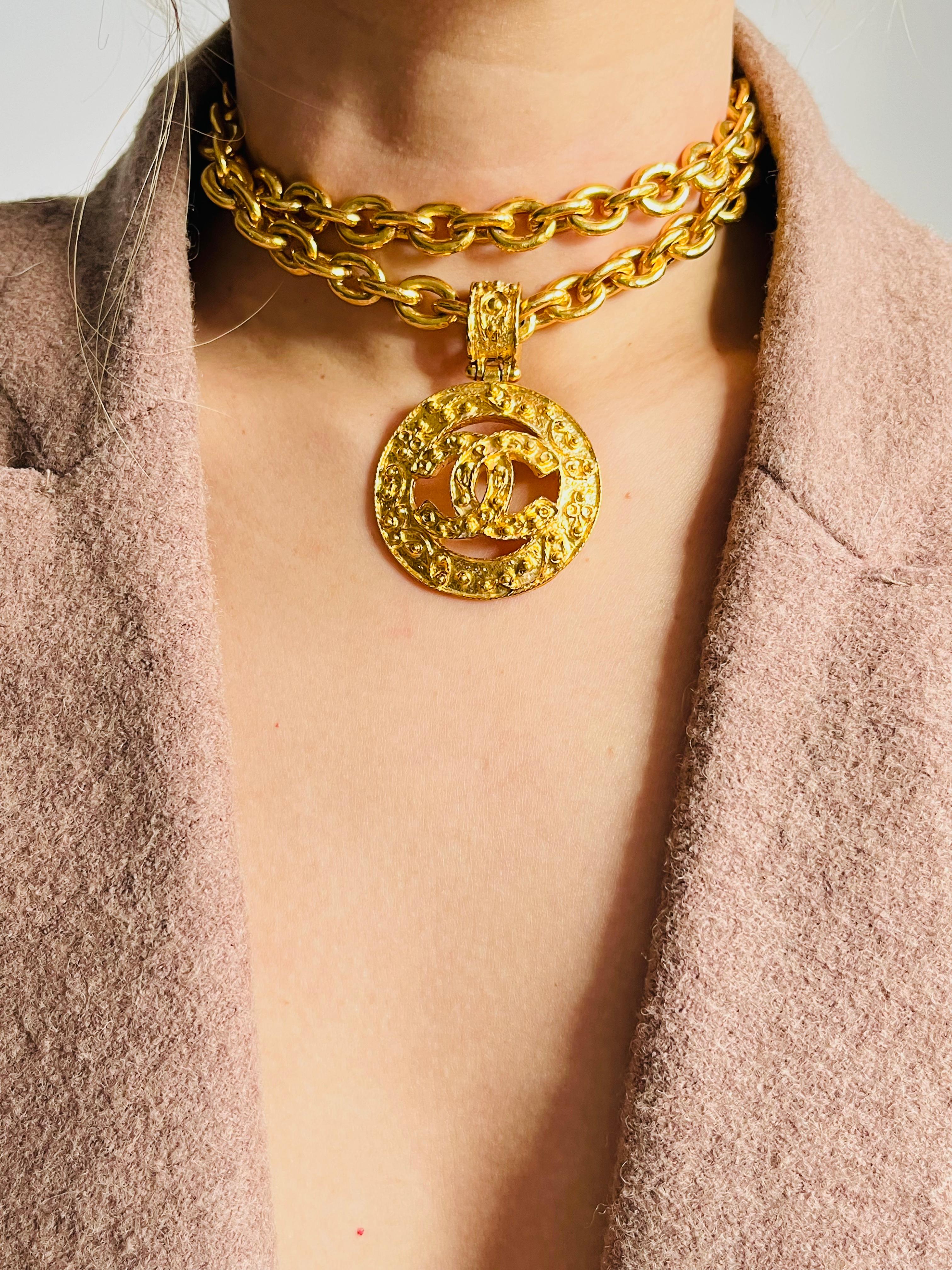 Chanel Vintage 1994 Logo Iconico CC Coco Circle Medaglione Ciondolo Collana Lunga in vendita 1