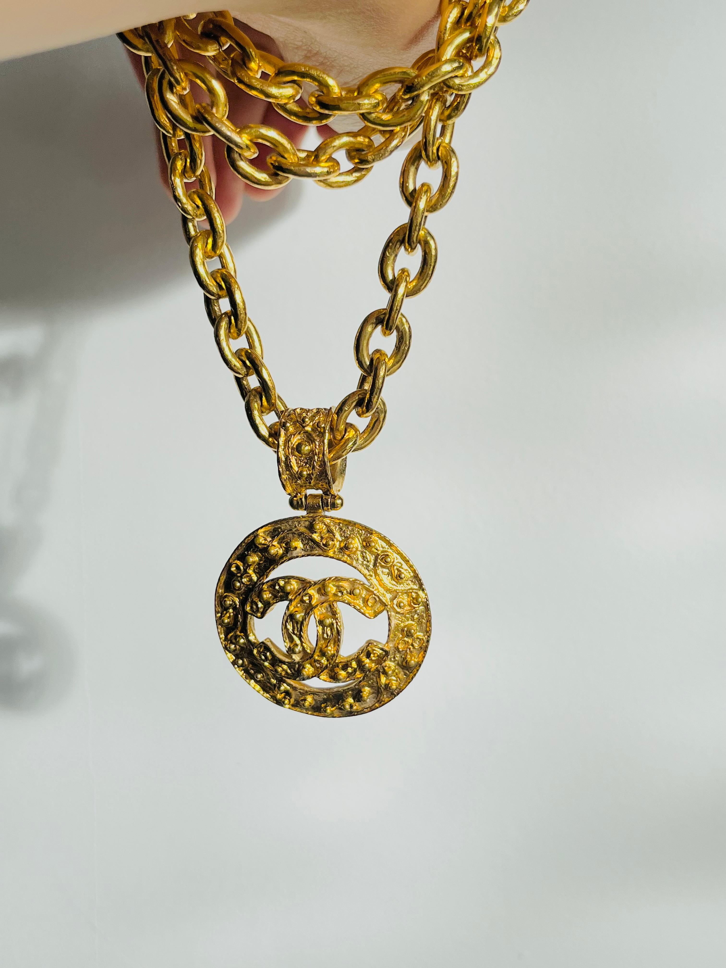Chanel Vintage 1994 Logo Iconico CC Coco Circle Medaglione Ciondolo Collana Lunga in vendita 2