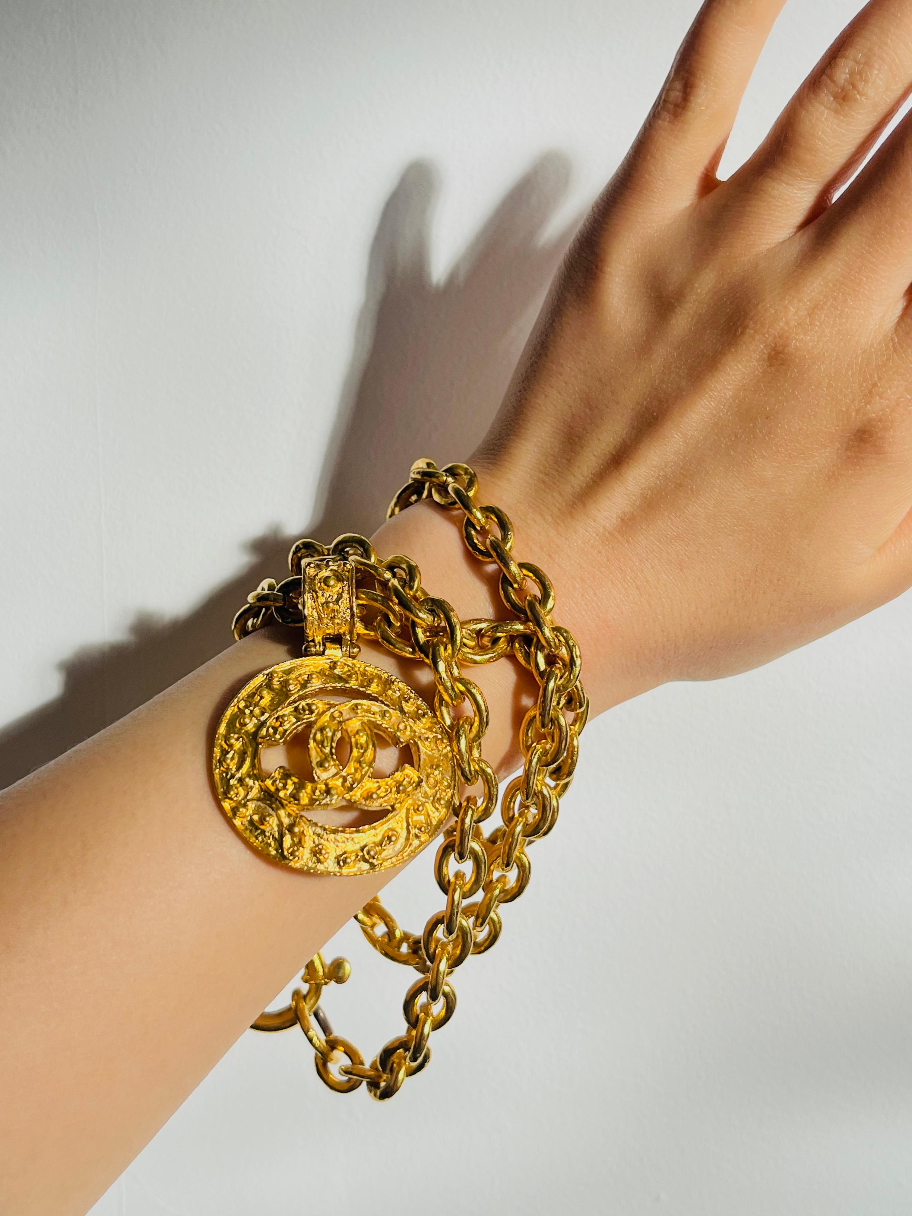 Chanel Vintage 1994 Logo Iconico CC Coco Circle Medaglione Ciondolo Collana Lunga in vendita 3