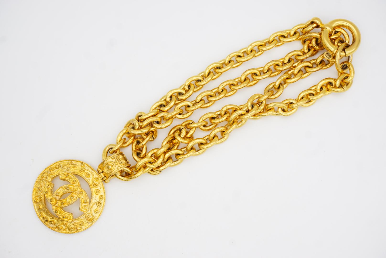 Chanel Vintage 1994 Logo Iconico CC Coco Circle Medaglione Ciondolo Collana Lunga in vendita 4