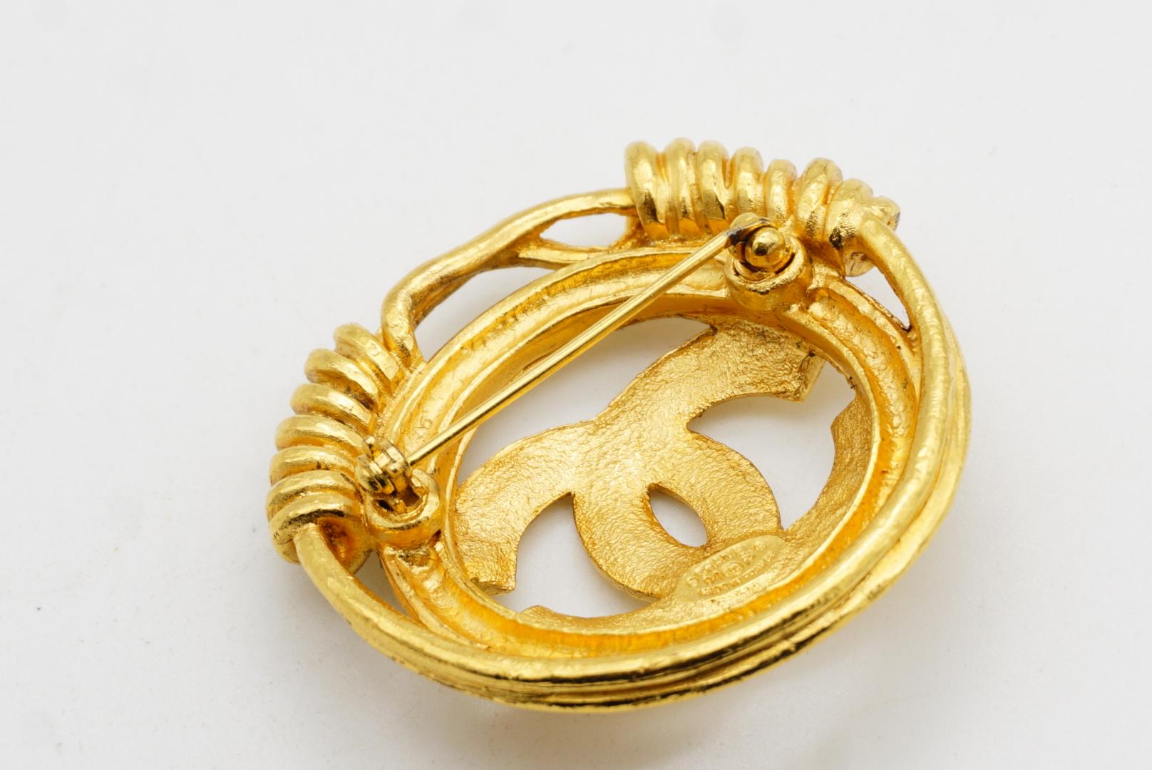 Chanel Vintage 1994 Logo CC Coco Double Circle Round Rope Interlocked Brooch For Sale 9